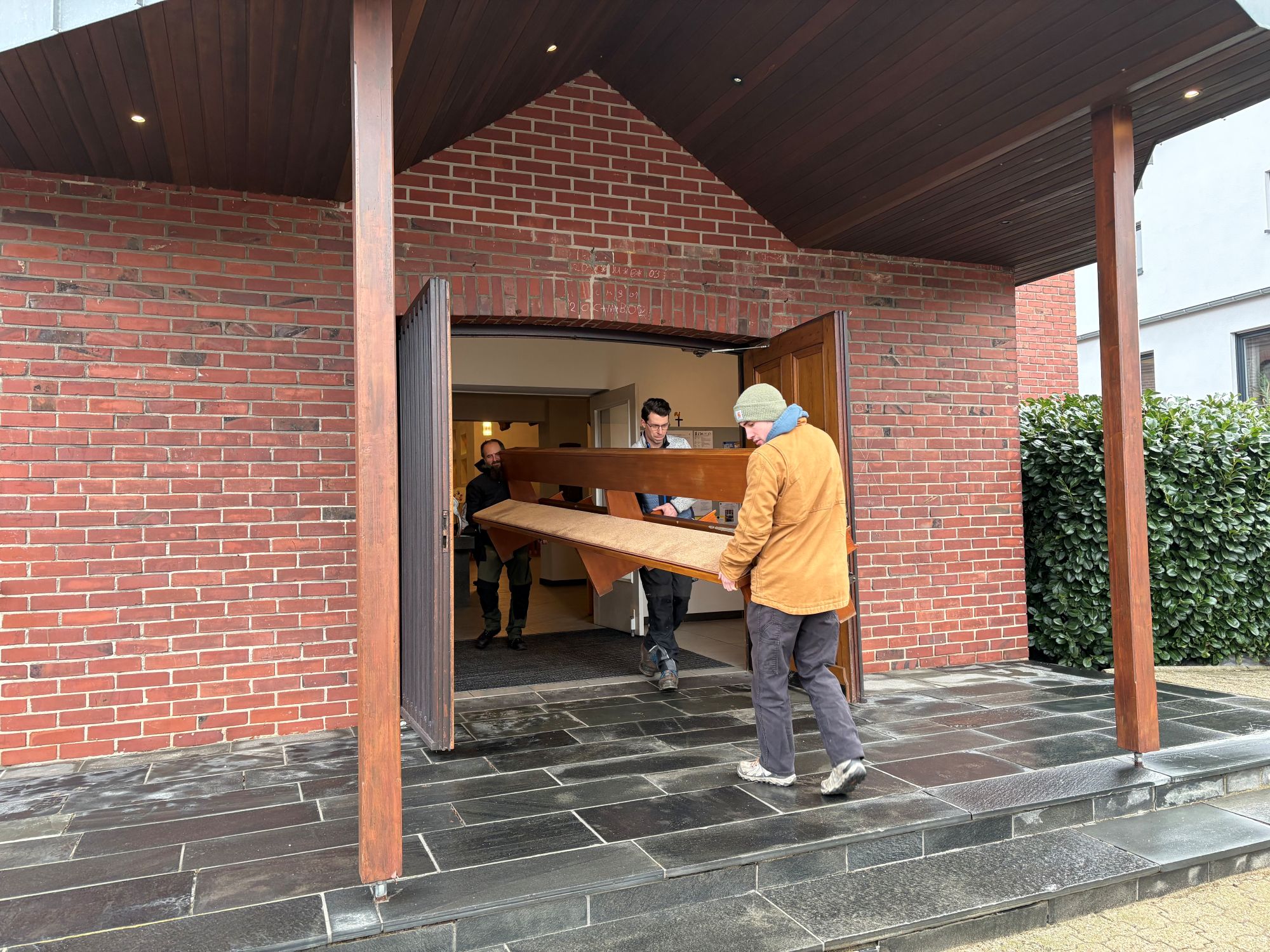 Fünf Bänke haben Simon Dappen, Jon Josten und Christian Körting (v.r.) abgeholt. (c) Garnet Manecke