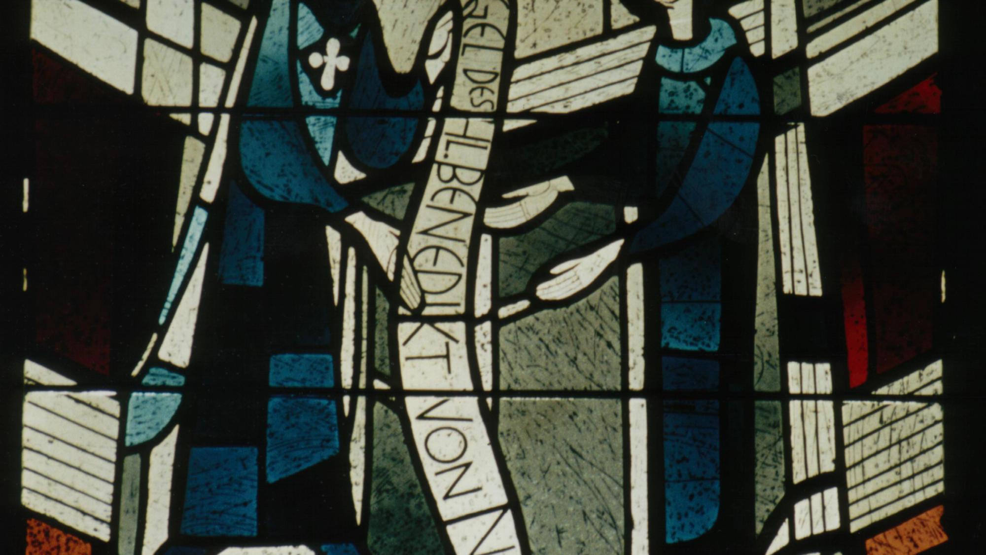 Glasfensterzyklus in der Abteikirche: Dargestellt ist hier die Übernahme der Ordensregeln durch Benedikt von Aniane. (c) P. Albert Altenähr