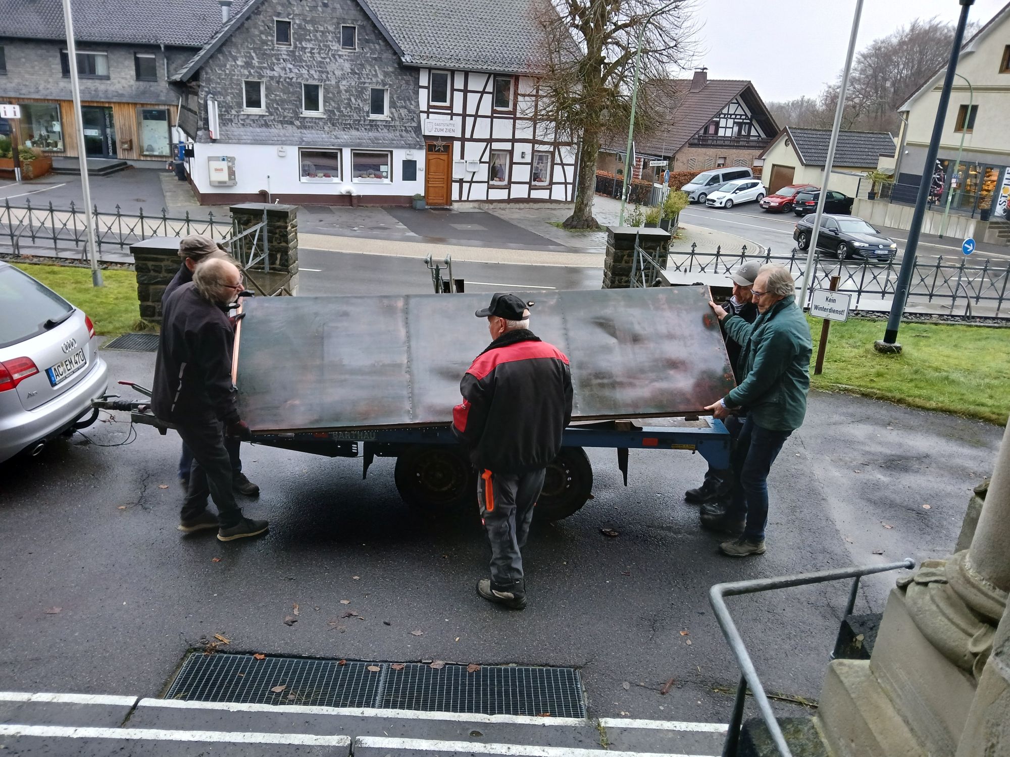 Jede der beiden Flügeltüren, die den Haupteingang der Kirche abschließen, wiegt etwa 80 Kilogramm. (c) Berthold Strauch