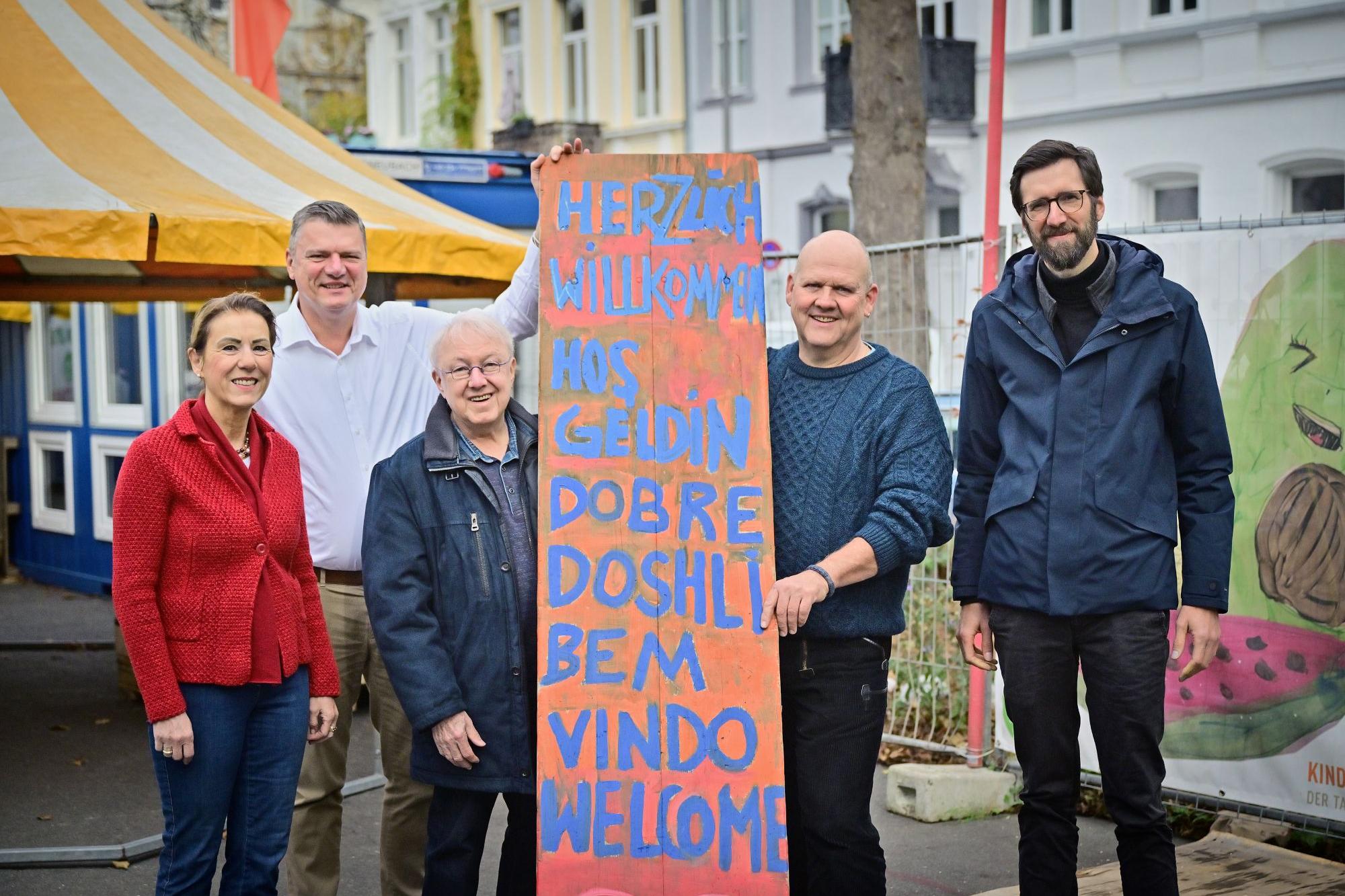 Freut sich über die Spende: das Team der Aktion „Mobifant“ des Trägerwerks für kirchliche Jugendarbeit, das „Mobisatt“ mit der Tafel auf den Weg gebracht hat.