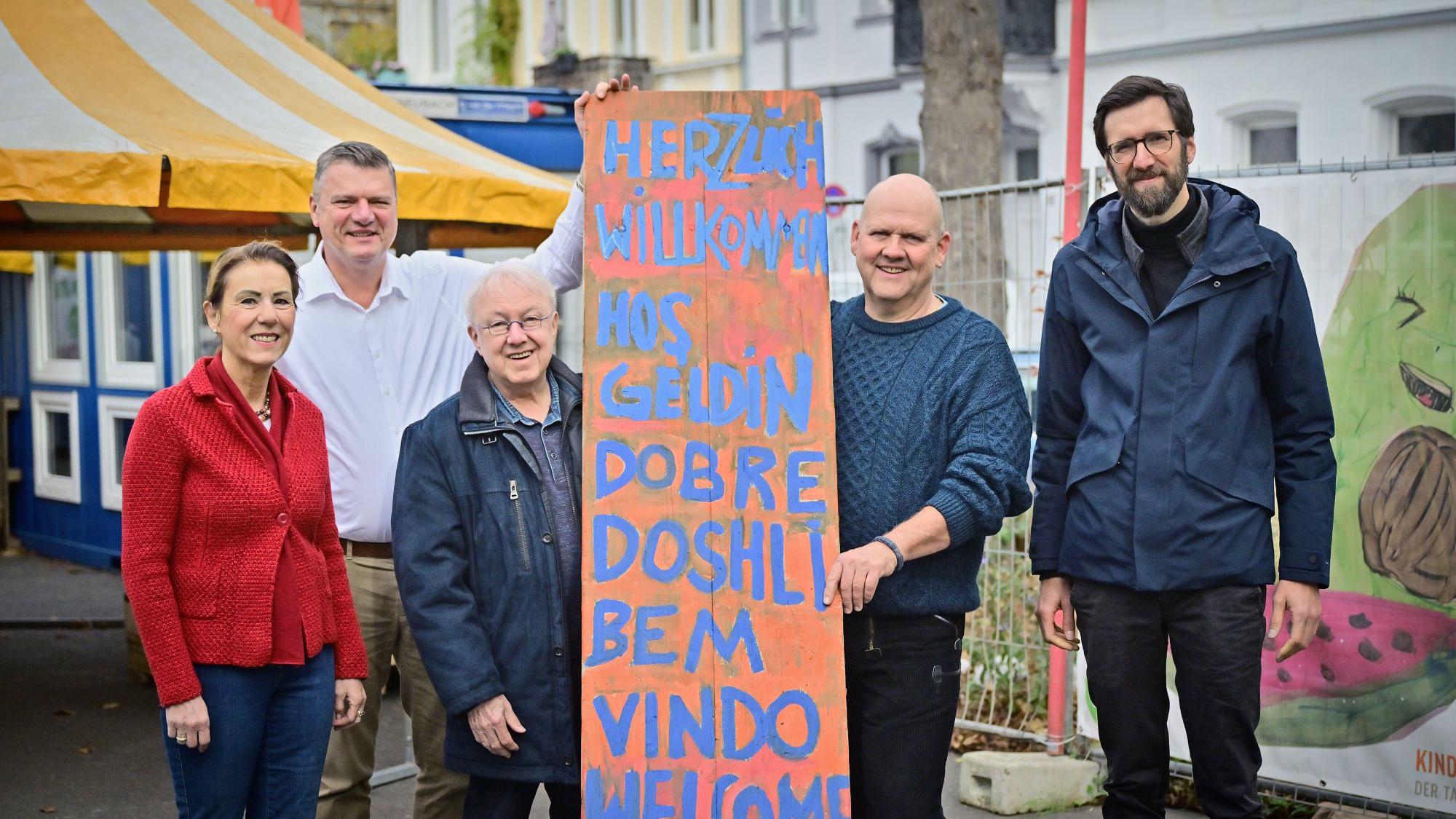 Freut sich über die Spende: das Team der Aktion „Mobifant“ des Trägerwerks für kirchliche Jugendarbeit, das „Mobisatt“ mit der Tafel auf den Weg gebracht hat. (c) Andreas Bischof