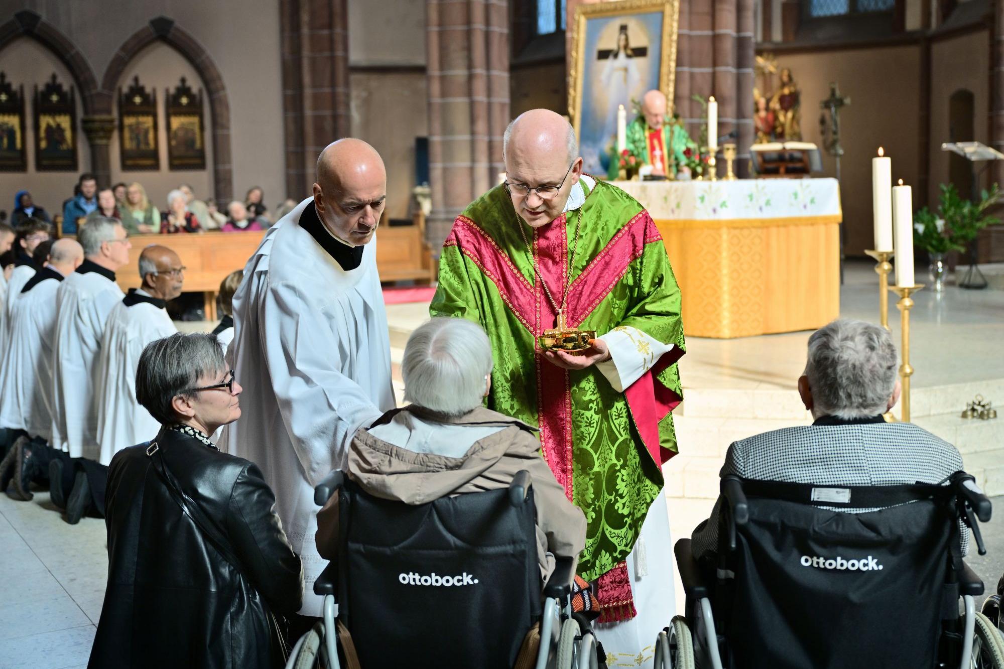 Bischof Dieser  erteilt den eucharistischen Einzelsegen.