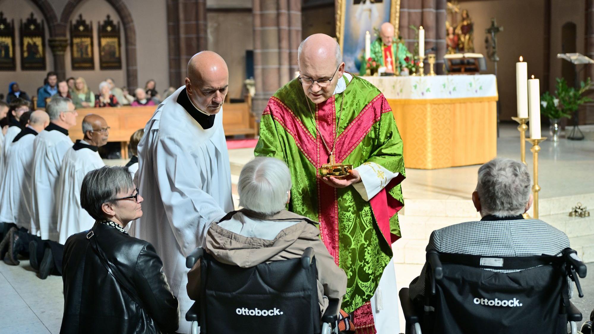 Bischof Dieser  erteilt den eucharistischen Einzelsegen. (c) Andreas Bischof