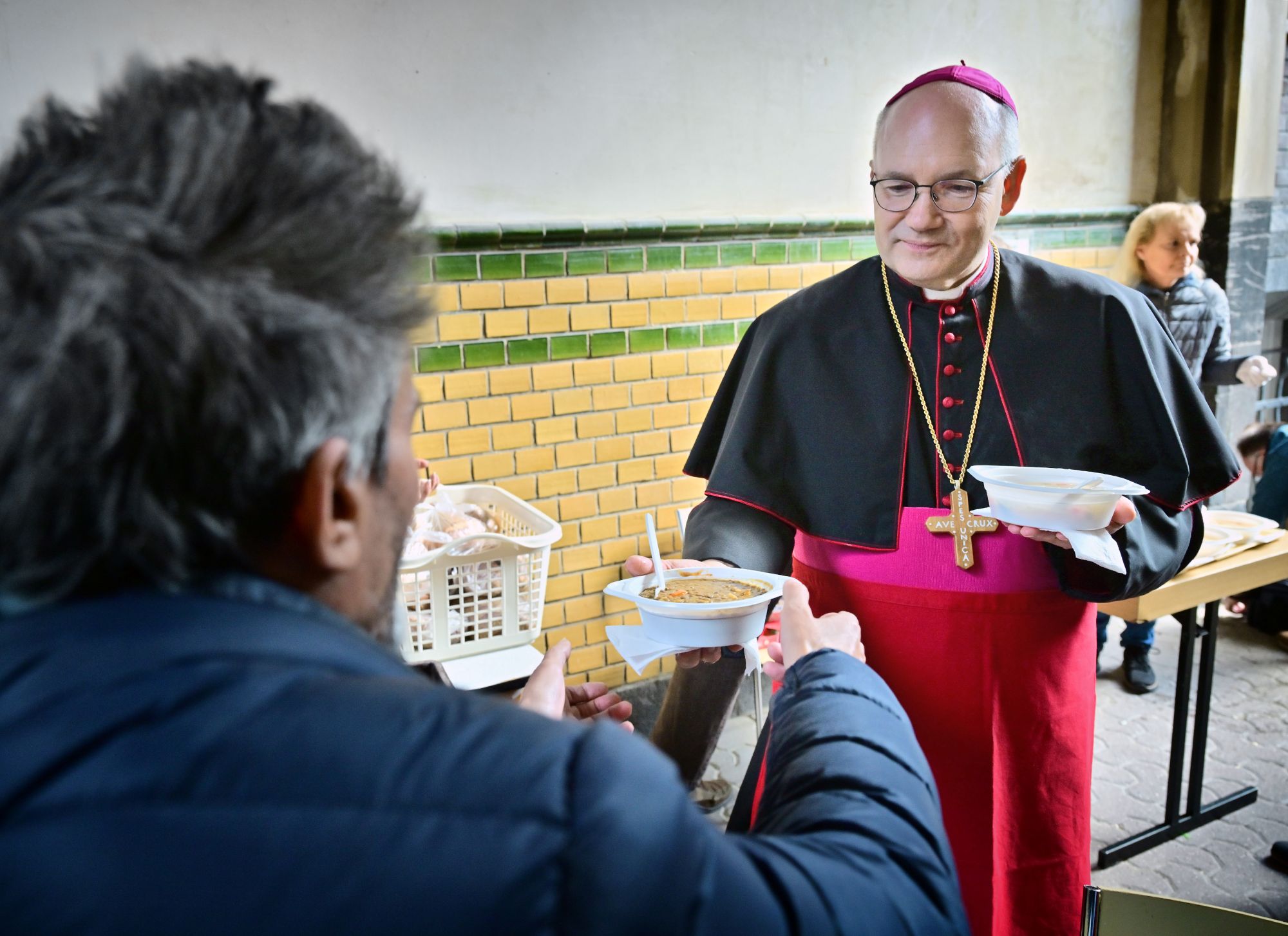 Der Aachener  Bischof hilft beim Austeilen des Mittagessens. (c) Andreas Bischof