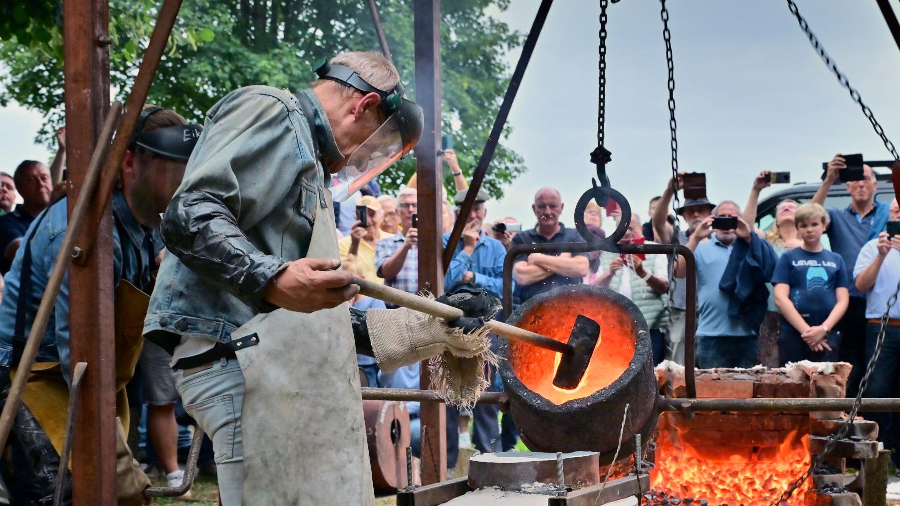 Großer Moment: Glockengießermeister Simon Laudy lässt das über 1000 Grad heiße Metall in die Gussform fließen. (c) Andreas Bischof