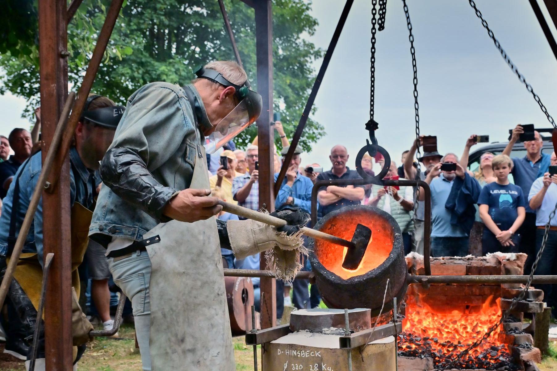Großer Moment: Glockengießermeister Simon Laudy lässt das über 1000 Grad heiße Metall in die Gussform fließen.