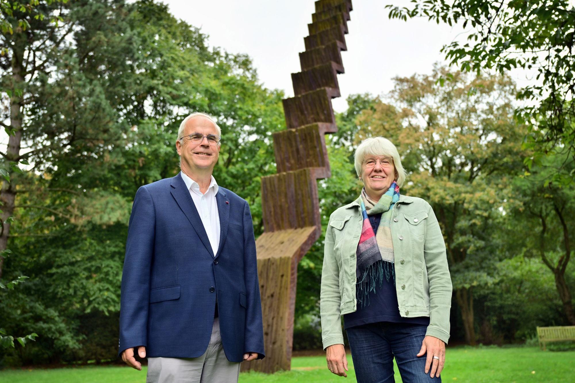 Pfarrer Hans Russmann und Beatrix Hillermann erklären, was die neue Stiftung bewirken soll.