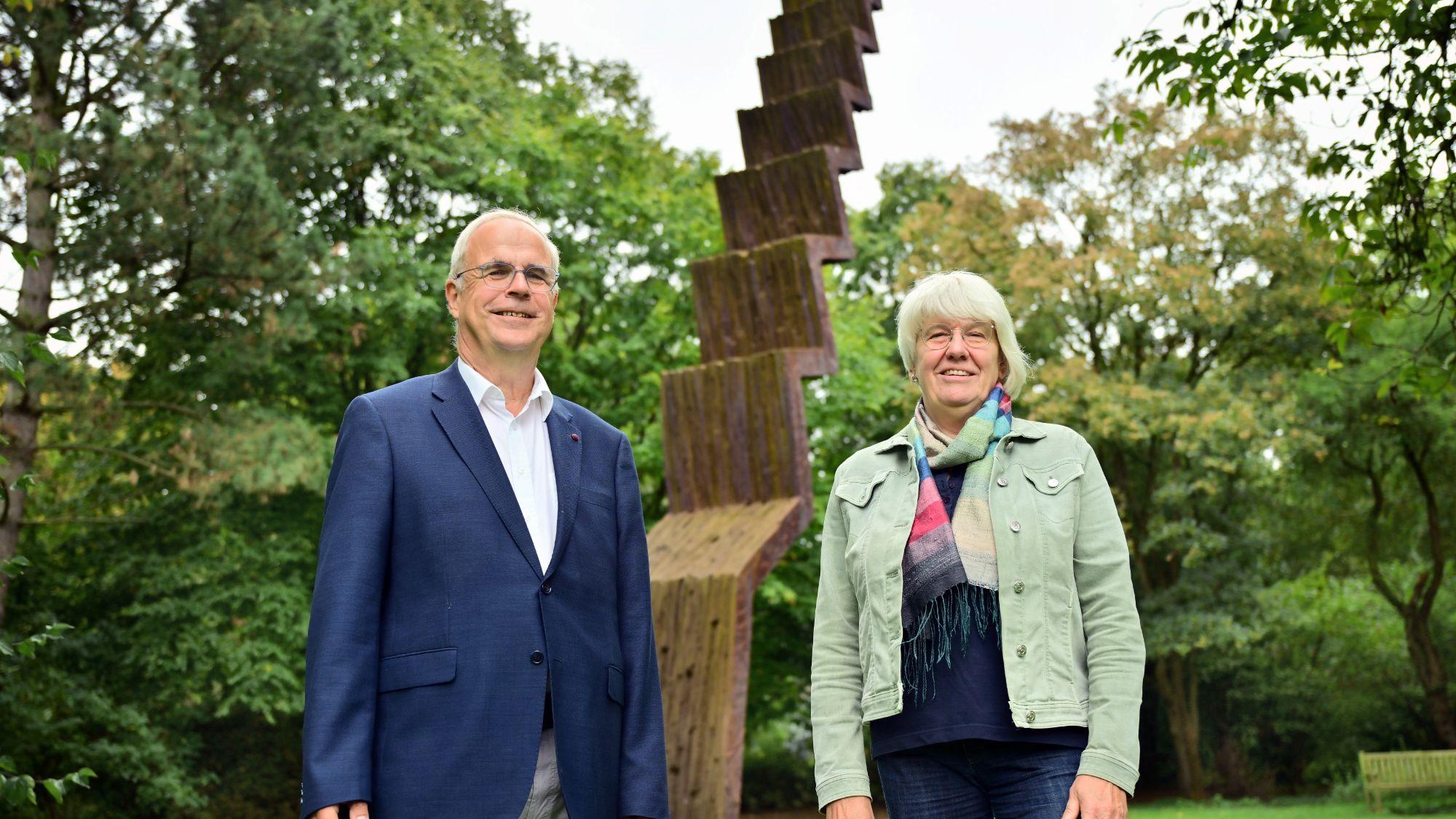 Pfarrer Hans Russmann und Beatrix Hillermann erklären, was die neue Stiftung bewirken soll. (c) Andreas Bischof