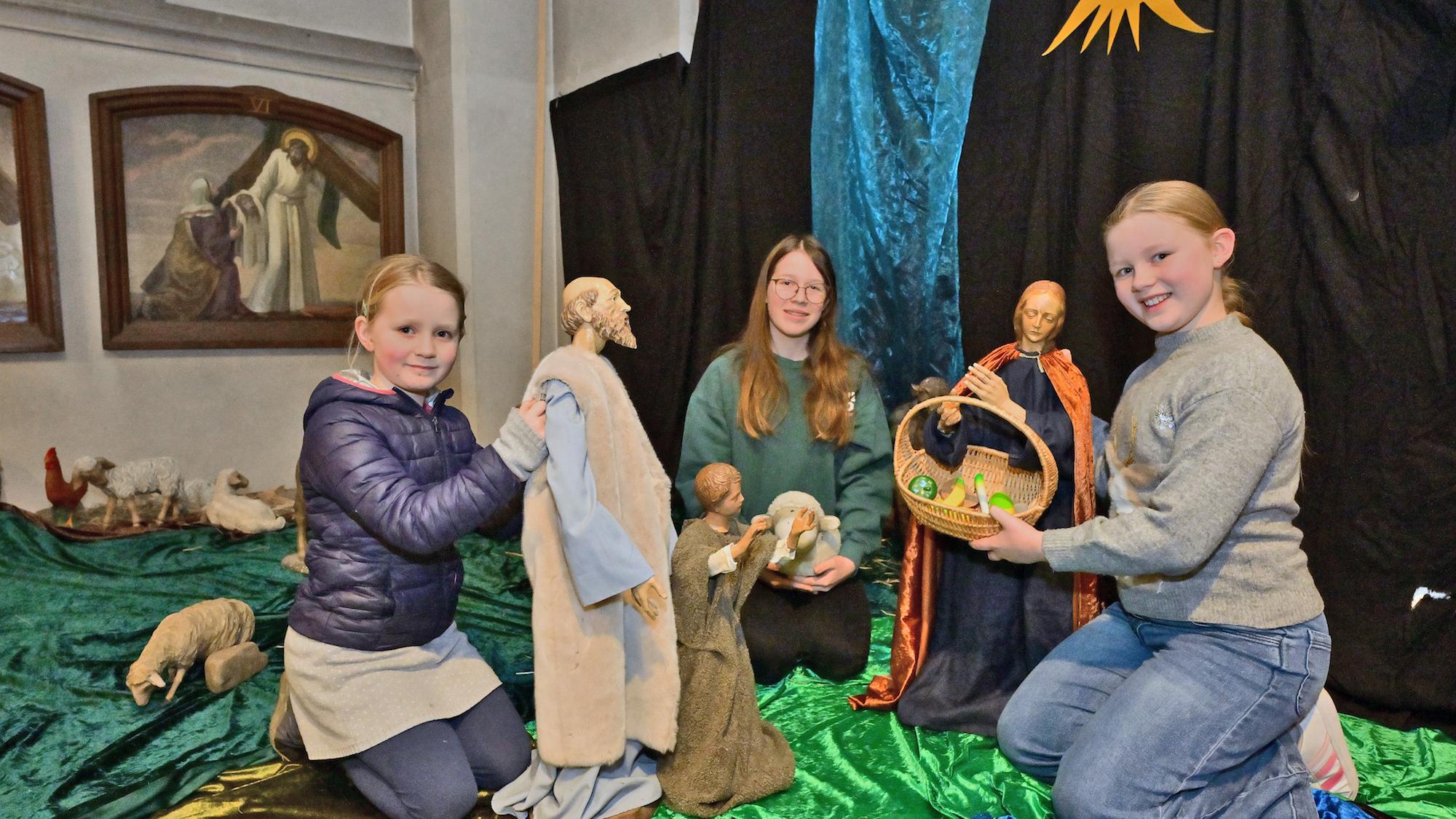 Rosalie, Alina und Flora (v.l.) beim Aufbau des Krippenbildes für den Dritten Advent. (c) Andreas Bischof