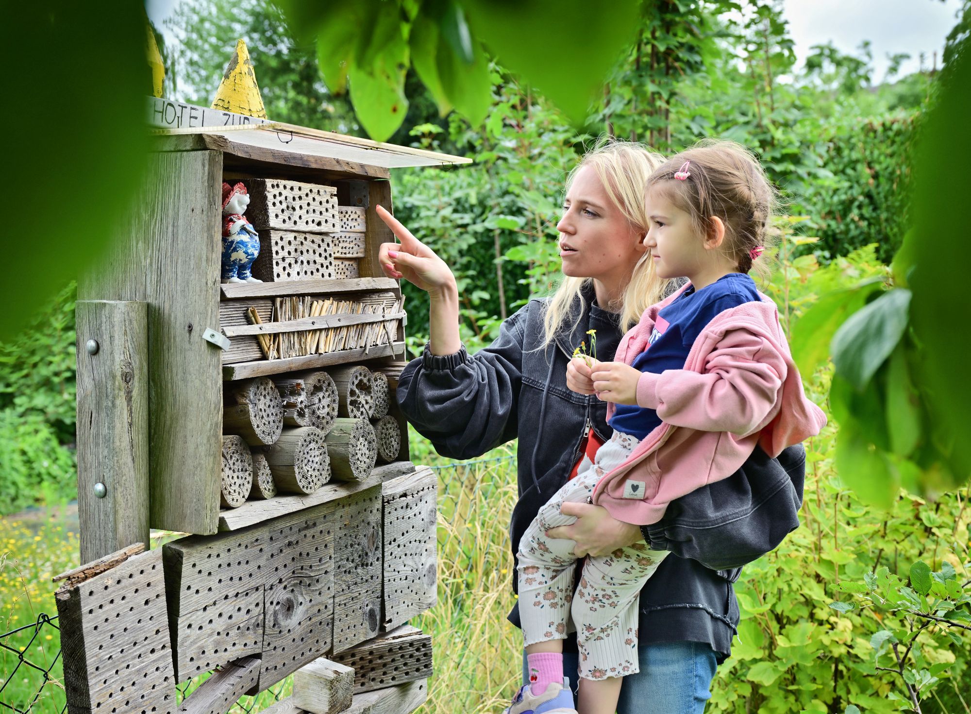 Im Garten gibt es auch ein Insekten- und Bienenhotel. (c) Andreas Bischof