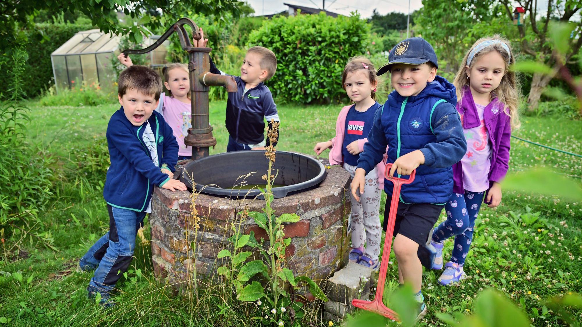 Einmal pro Woche sind die Kinder im Naschgarten und verfolgen, was sich tut. (c) Andreas Bischof