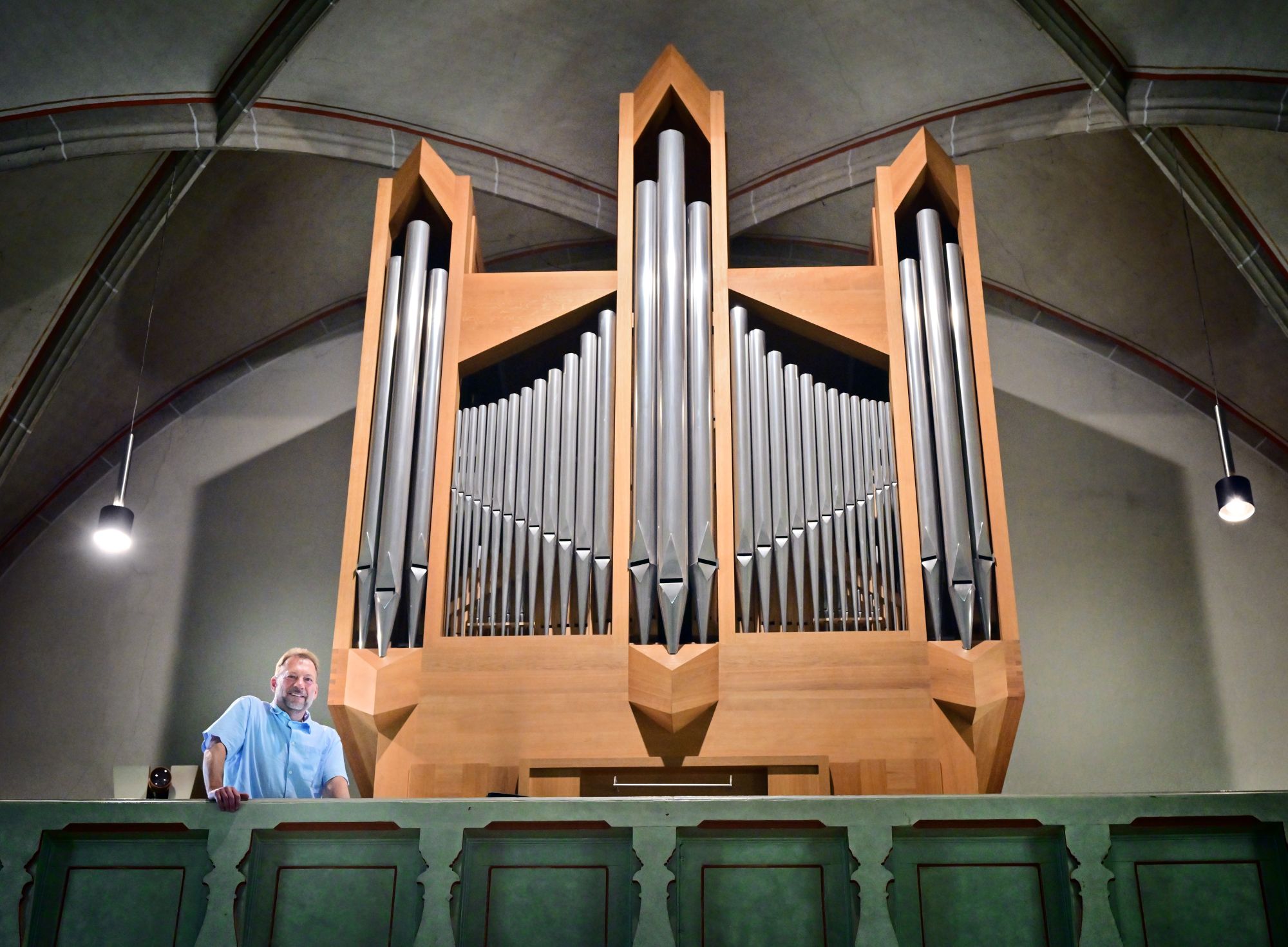 Die Frontseite der Orgel fügt sich gut in den eher schlichten Kirchenraum ein. (c) Andreas Bischof