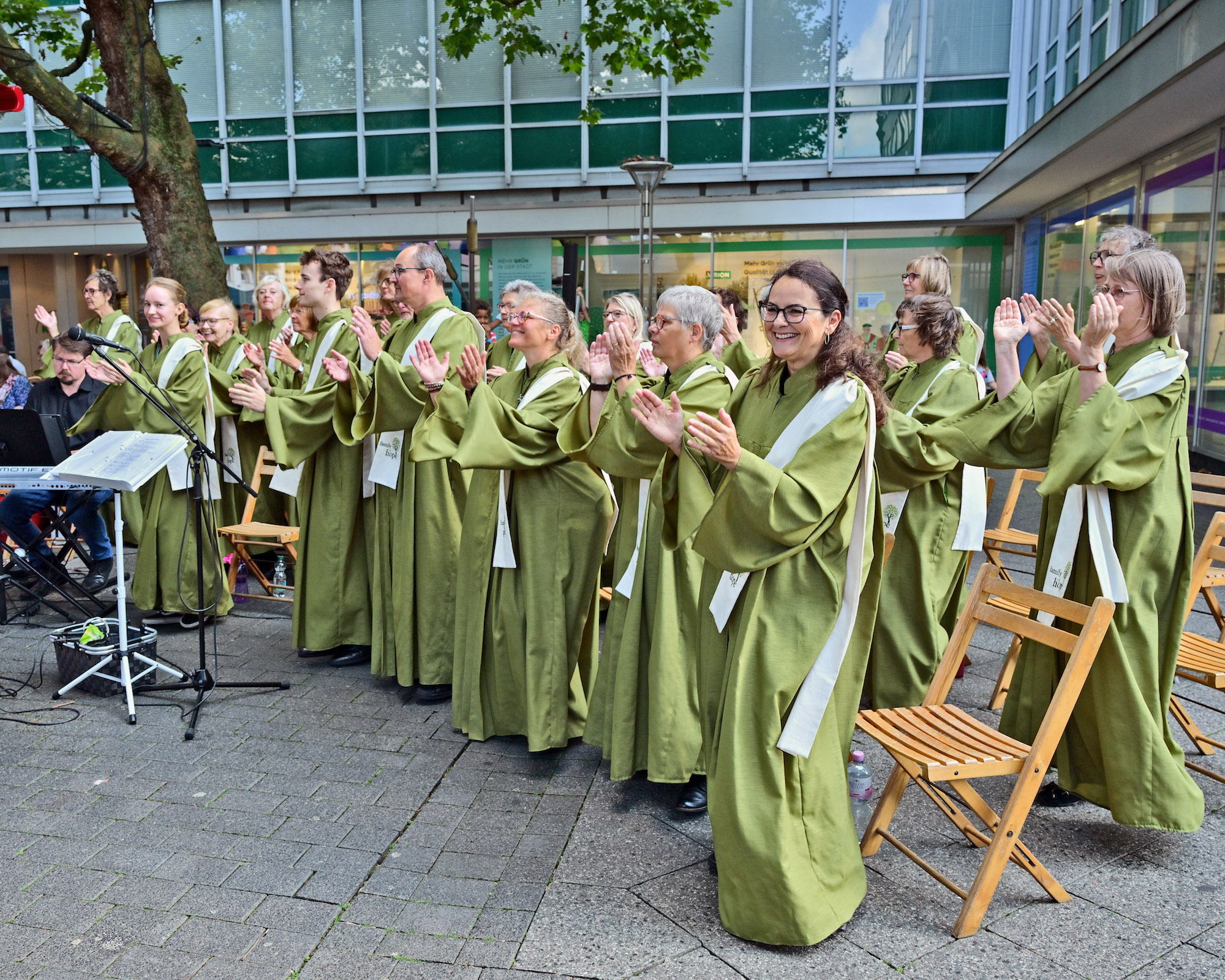 Der Gospelchor Family of Hope gestaltete das Programm des sechsten Wallgangs mit Gesängen. (c) Andreas Bischof