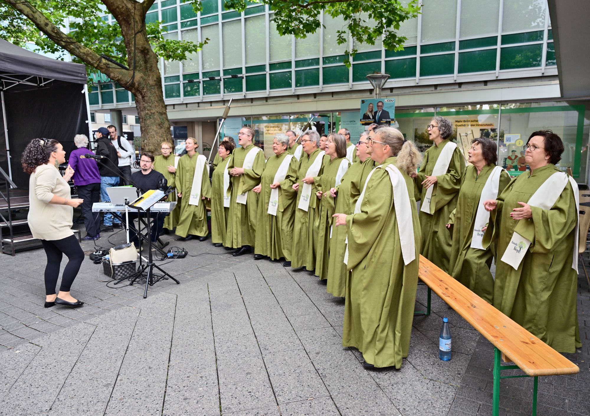 Der Gospelchor Family of Hope empfing die Prozessionsgruppen auf dem Neumarkt. 200 Gläubige feierten dort einen Abschlussgottesdienst. (c) Andreas Bischof