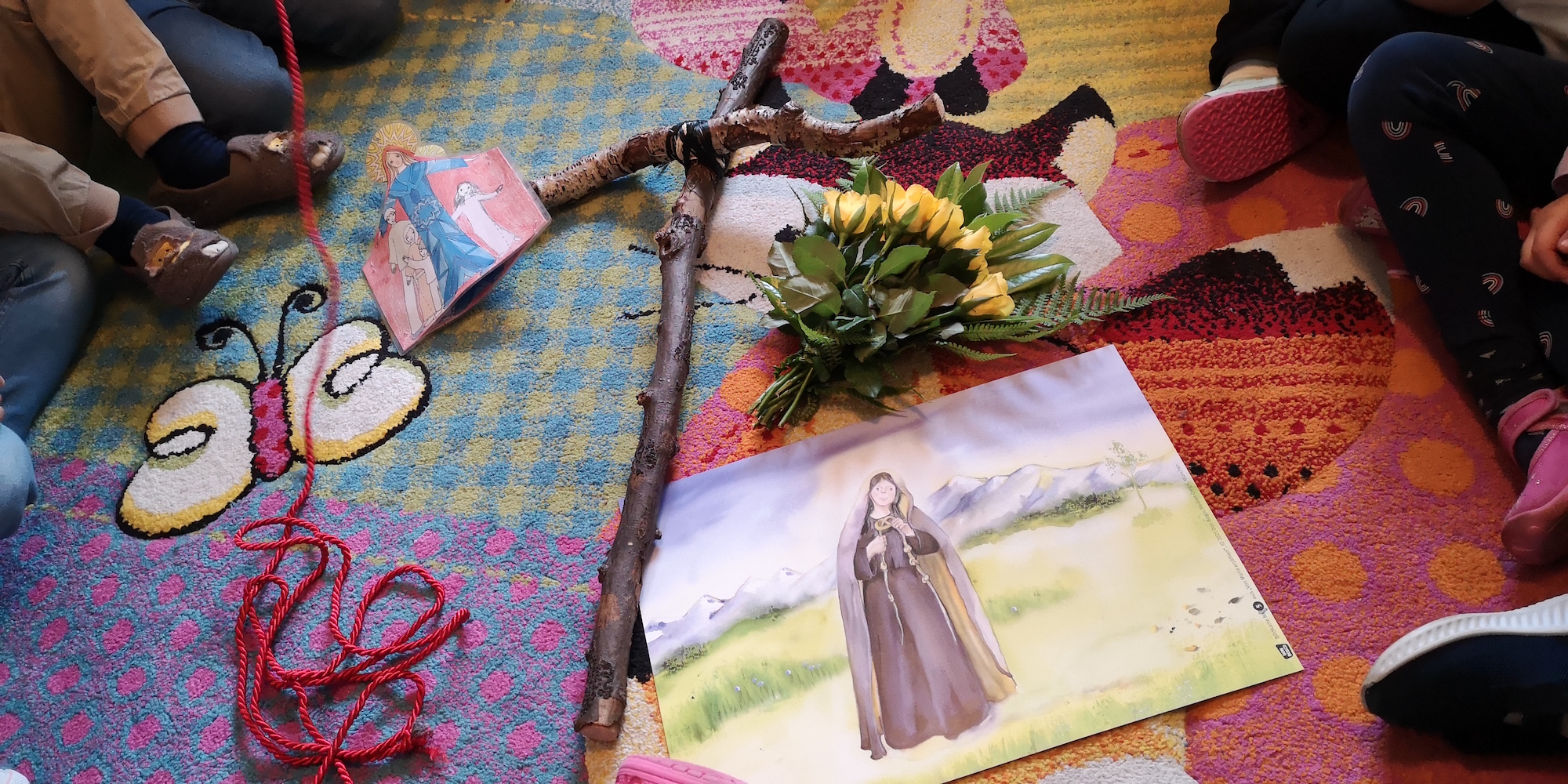 Aus dem Bild, dem Faden und den Blumen soll ein Pilgerkreuz  entstehen, das mit nach Kevelaer genommen wird. (c) Kita Liebfrauen Krefeld