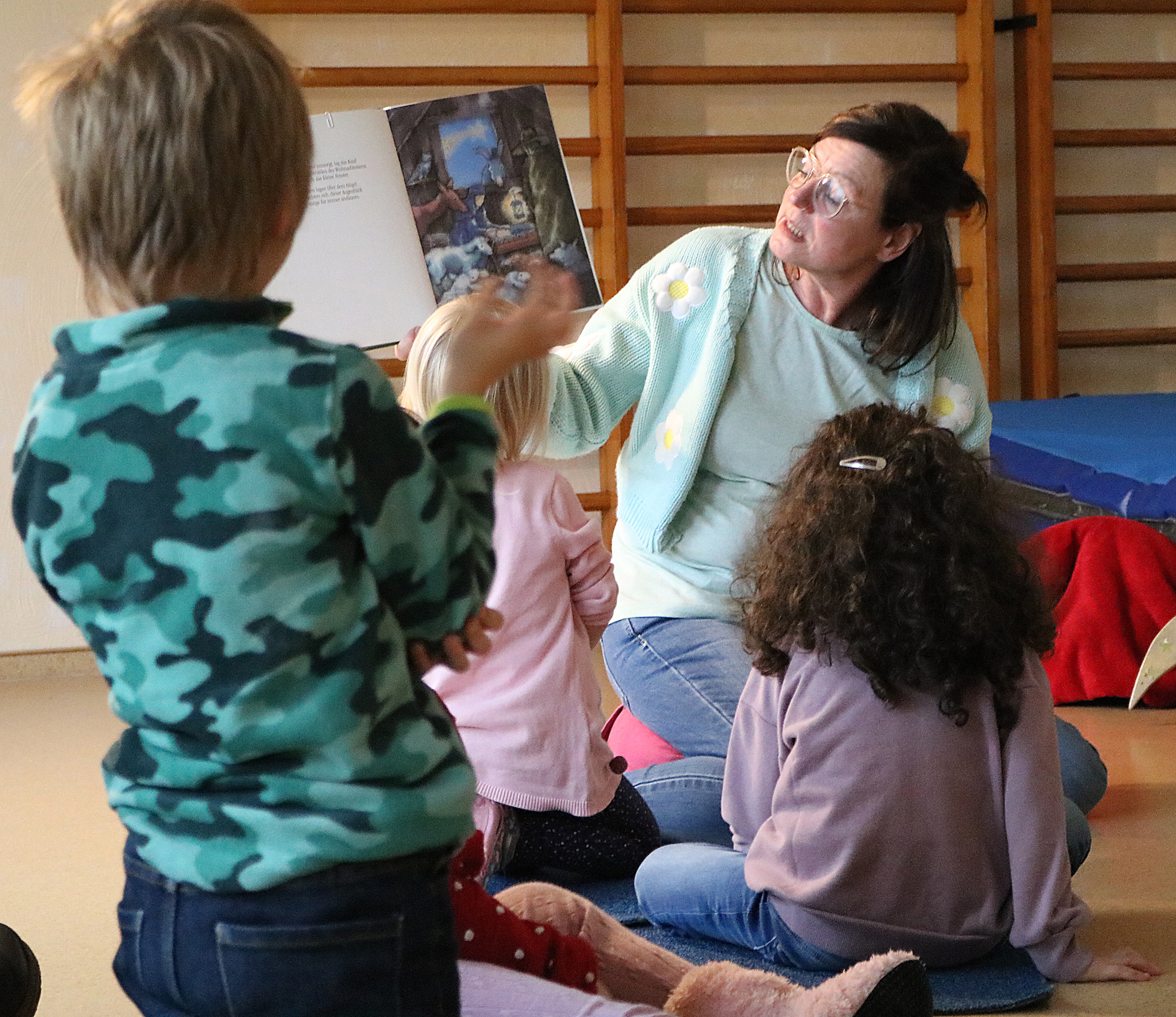 Erzieherin Anja Stürtz erzählt den Kindern vom Kind im Stall. (c) Mira Otto