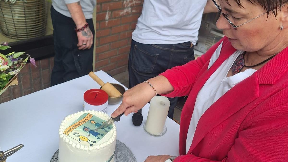 Selbstverständlich gab es zum Geburtstag eine Torte. (c) Kita St. Lioba