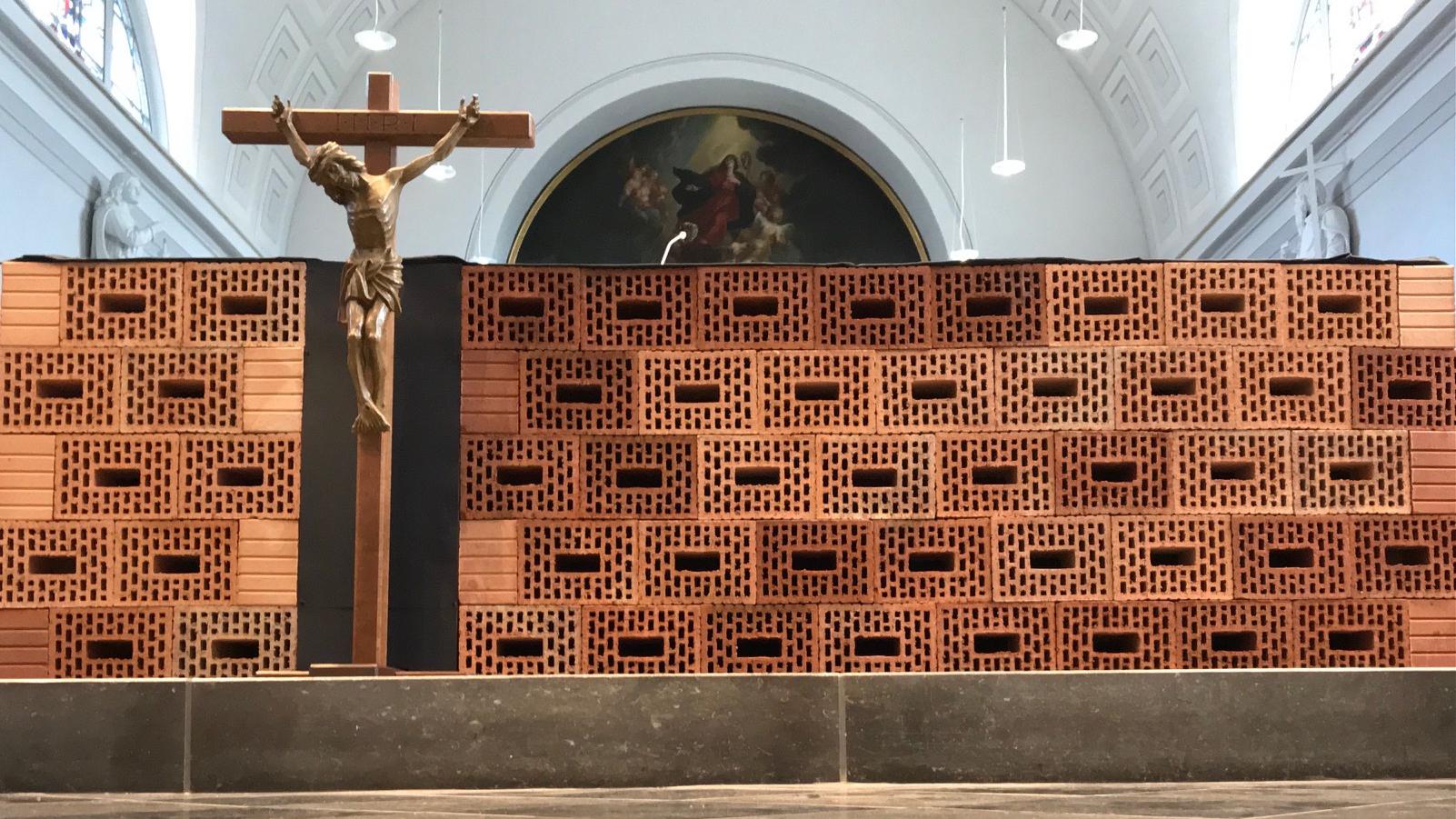 Aus roten Ziegeln wurde die Klagemauer in der Kirche St. Mariä Himmelfahrt in Geilenkirchen aufgebaut. Sie steht mitten im Kirchenraum. (c) St. Mariä Himmelfahrt Geilenkirchen