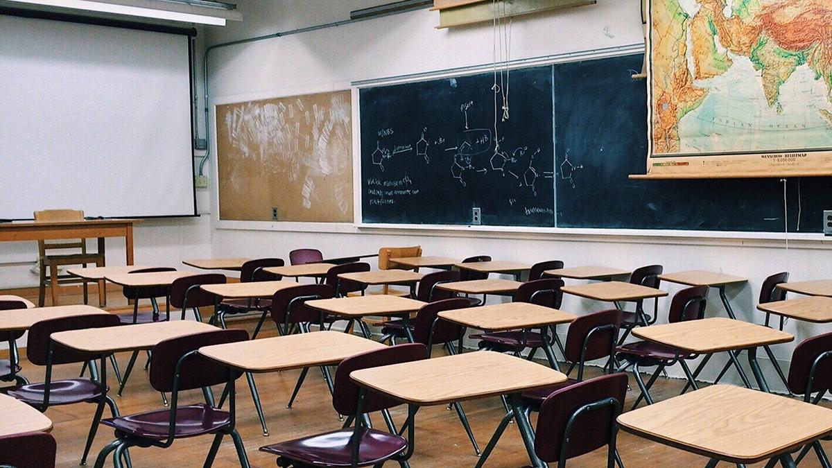 Leere Klassenzimmer sind in den vergangenen fünf Wochen Alltag in den Schulen gewesen. Jetzt soll schrittweise der Unterrichtsalltag wieder einkehren. (c) www.pixabay.com