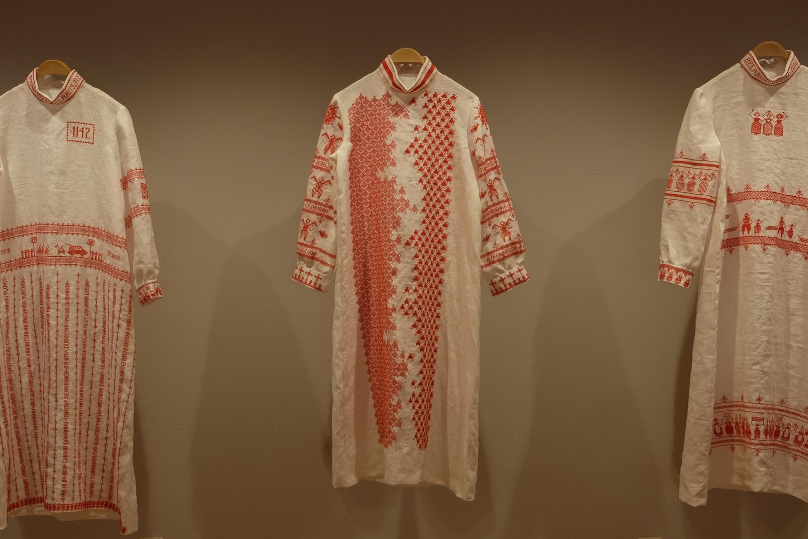 Drei Kleider zu Ehren der Preisträgerinnen. Tatkräftige Unterstützung hatte die Kunstwerkstatt von Spectrum von den Frauen des Aachener Sticktreffs.