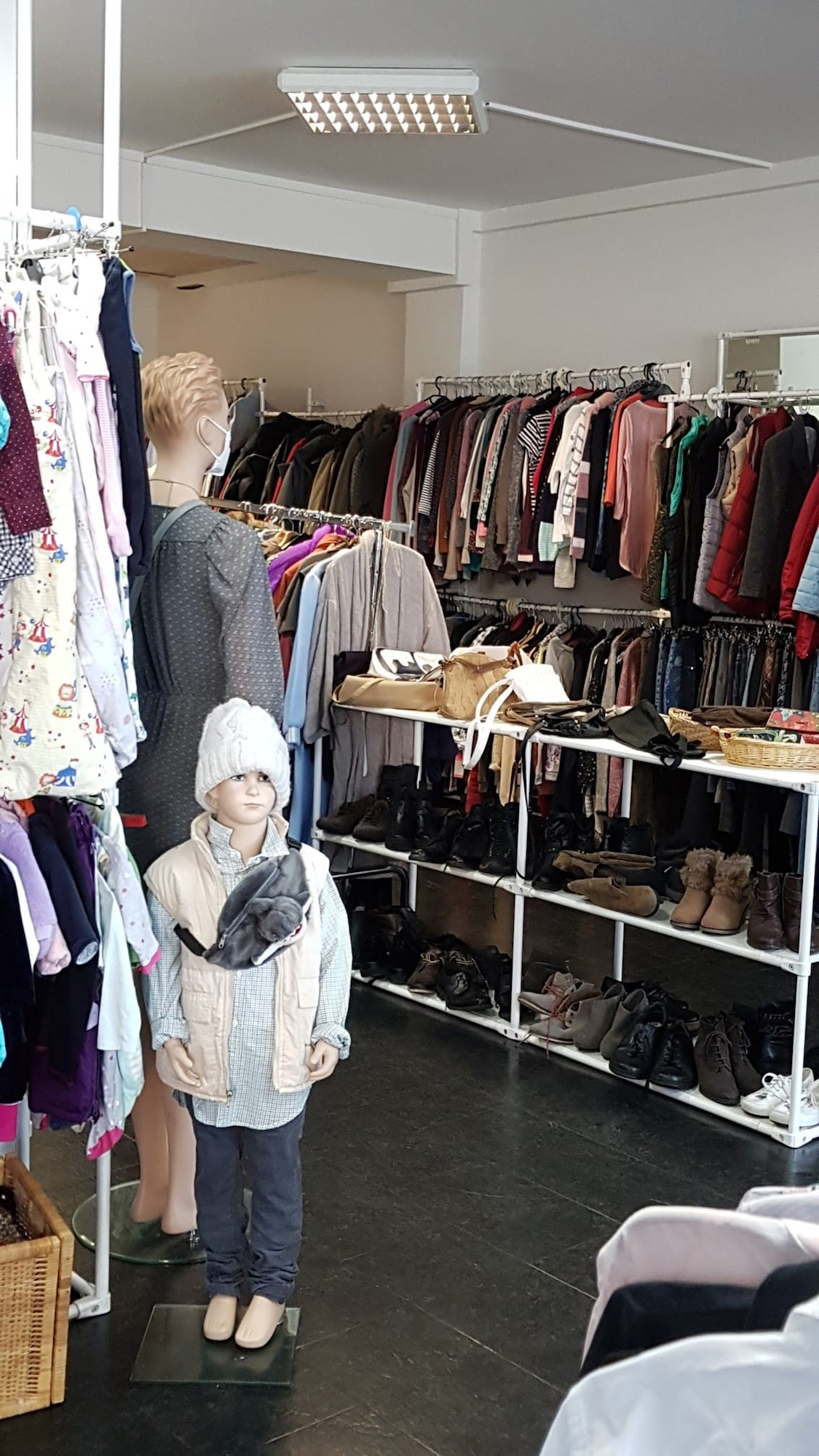 Kleidung und Accessoires für Kinder und Erwachsene gibt es in dem Second-Hand-Laden. (c) Caritas Heinsberg