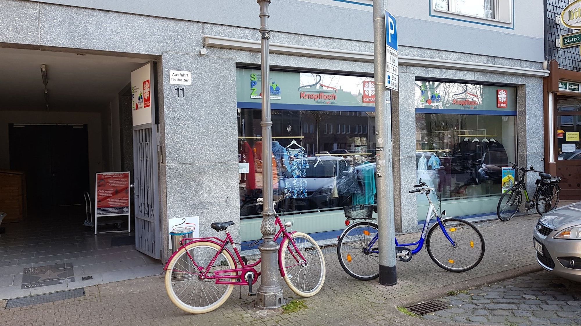 Das „Knopfloch“ am Johannismarkt in Erkelenz ist vieles: ein Laden mit günstiger Kleidung aus zweiter Hand und eine Perspektive für psychisch kranke Menschen. (c) Caritas Heinsberg
