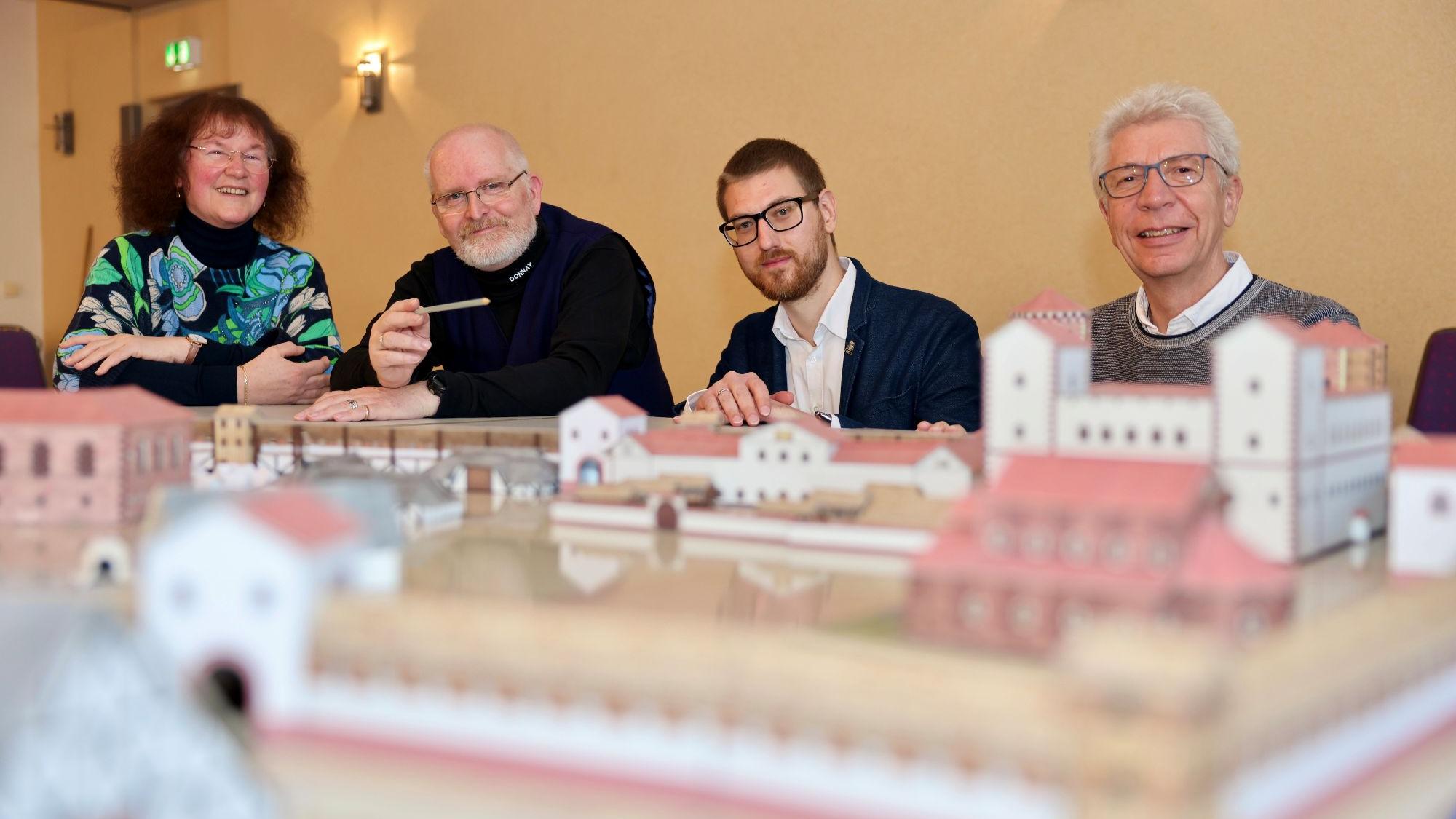Dr. Ulrich Flatten (r.), Brian-Scott Kempa (2.v.r.) und Hardy Keymer (mit Ehefrau Helga). (c) Stephan Johnen