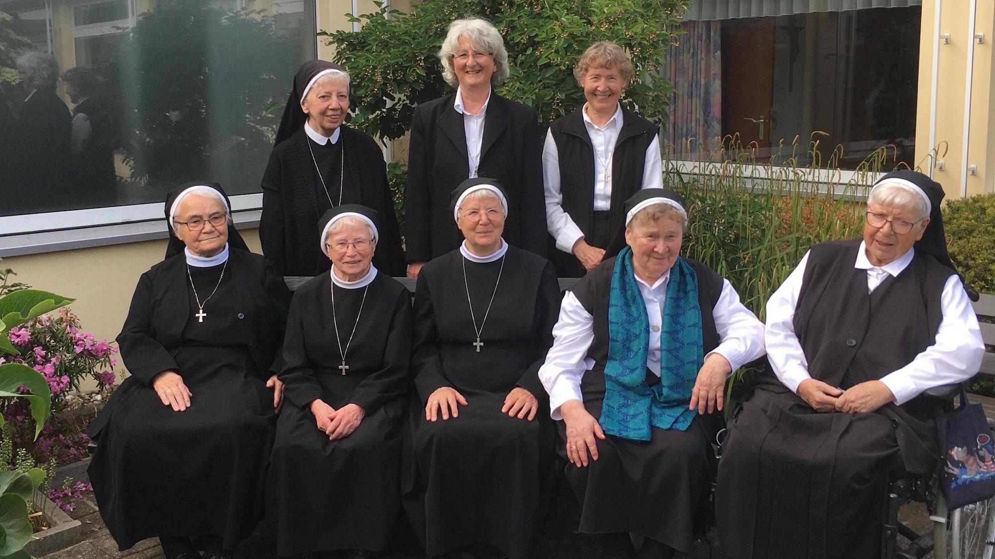 Die Schwestern der Liebe vom kostbaren Blut sind eine kleine, familiäre Gemeinschaft. Hinten in der Mitte Schwester  Magdalena, die den Würselener Konvent leitet. (c) Sr. Magdalena Merkt