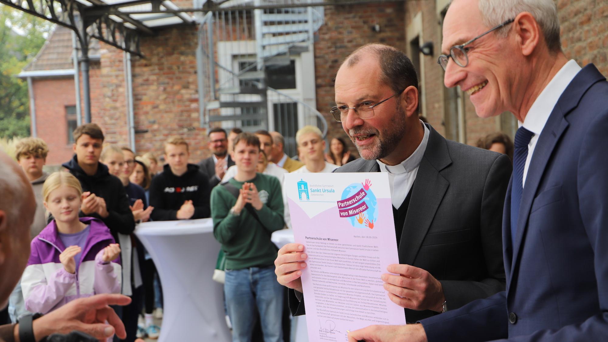 Die Farbe des Papiers sollte ein gutes Omen für die Zukunft sein: Andreas Frick (l.) und Jürgen Pallaske haben den Partnerschaftsvertrag unterzeichnet. (c) Garnet Manecke