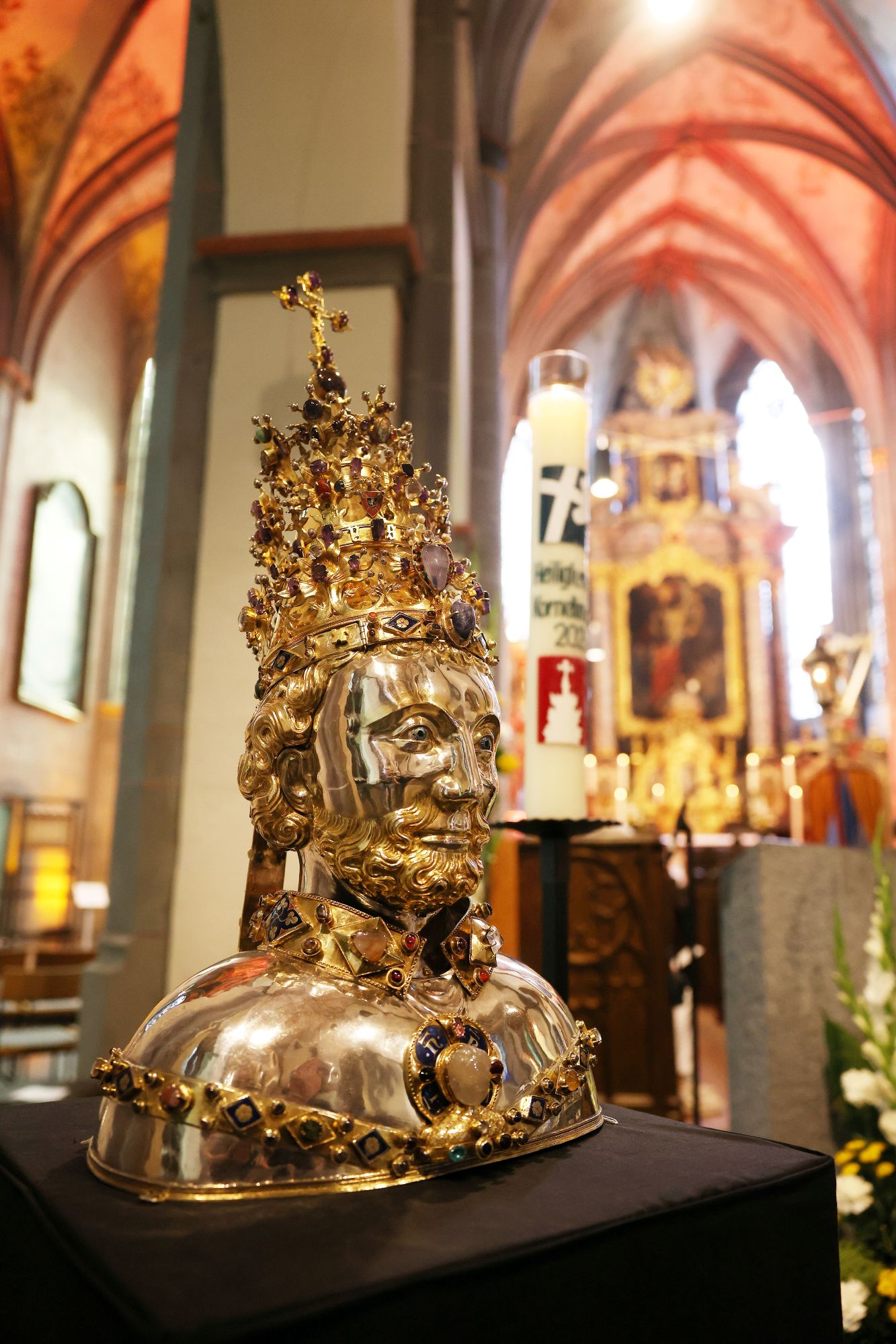 Auch das Bistum Aachen ist bei der Prozession mit dabei – mit der Büste des Heiligen Kornelius. (c) Bistum Aachen/Andreas Steindl