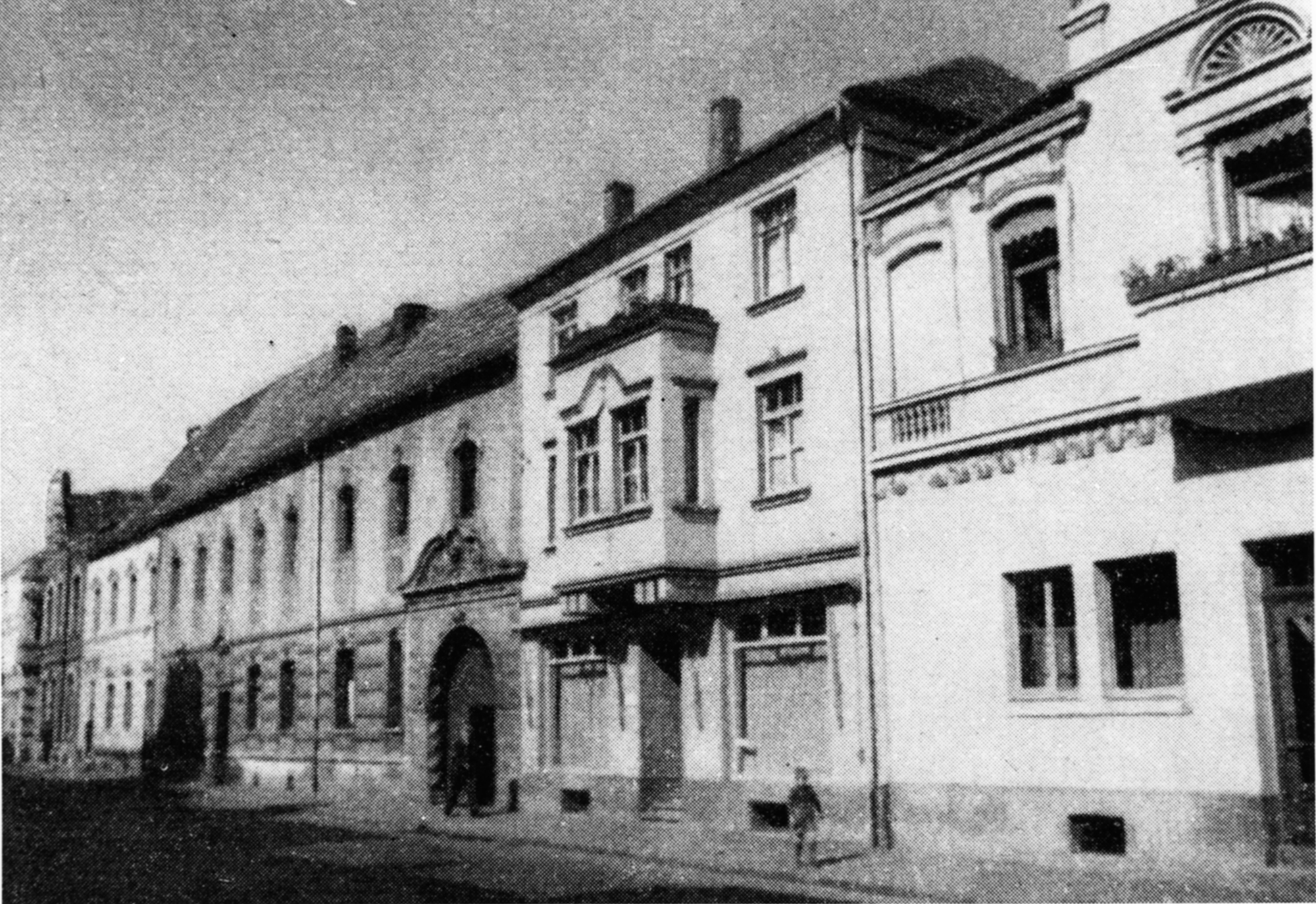 Bis zum Krieg war die Fassade des Klosters an der Hauptdurchgangsstraße von Jülich noch sichtbar. (c) Stadtarchiv Jülich