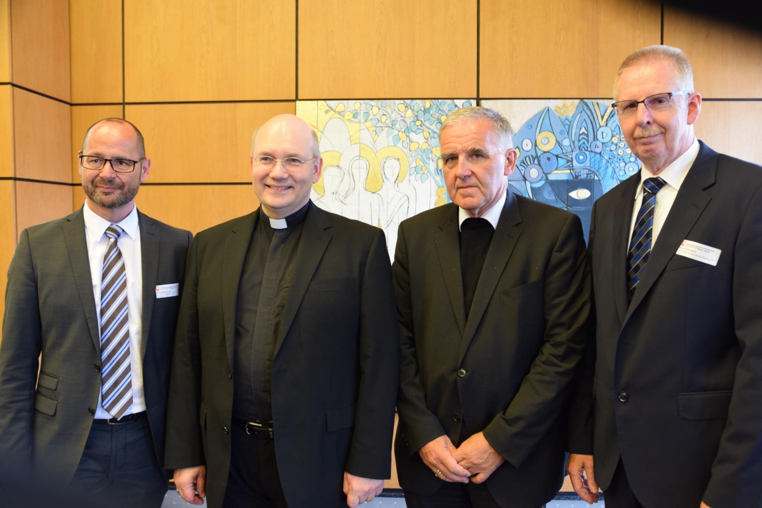 Kirche, Caritas und Krankenhäuser im Dialog: Elmar Wagenbach, Bischof Helmut Dieser, Weihbischof Johannes Bündgens und Burkard Schröders (v. l.) im Haus der Caritas. (c) Thomas Hohenschue