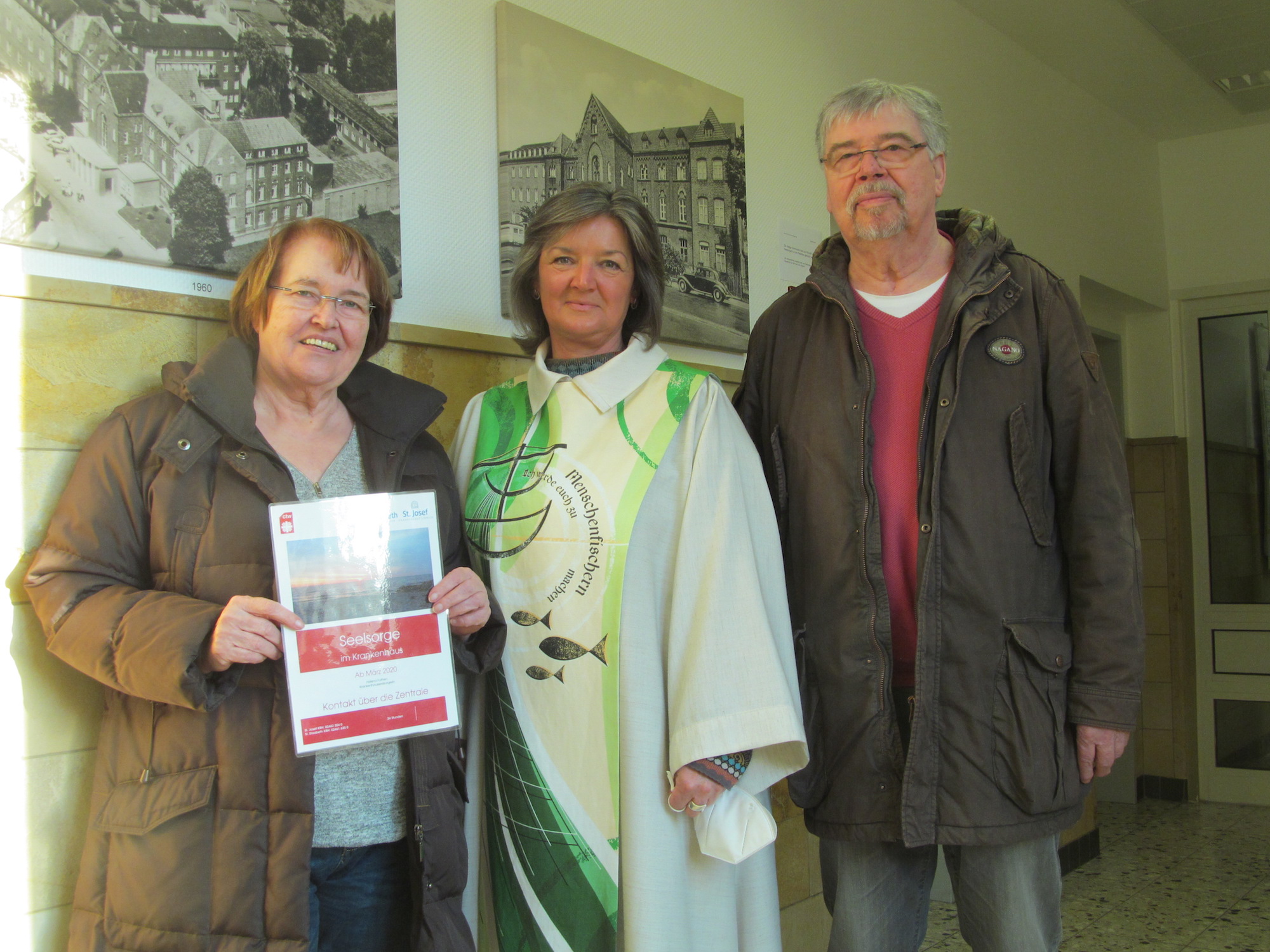 Haupt- und Ehrenamt im Einsatz für die Patienten im St.-Josef-Krankenhaus Linnich (v. l.): Resi Heinrichs, Pastoralreferentin Helena Fothen und Manfred Heinrichs. (c) Gerd Felder