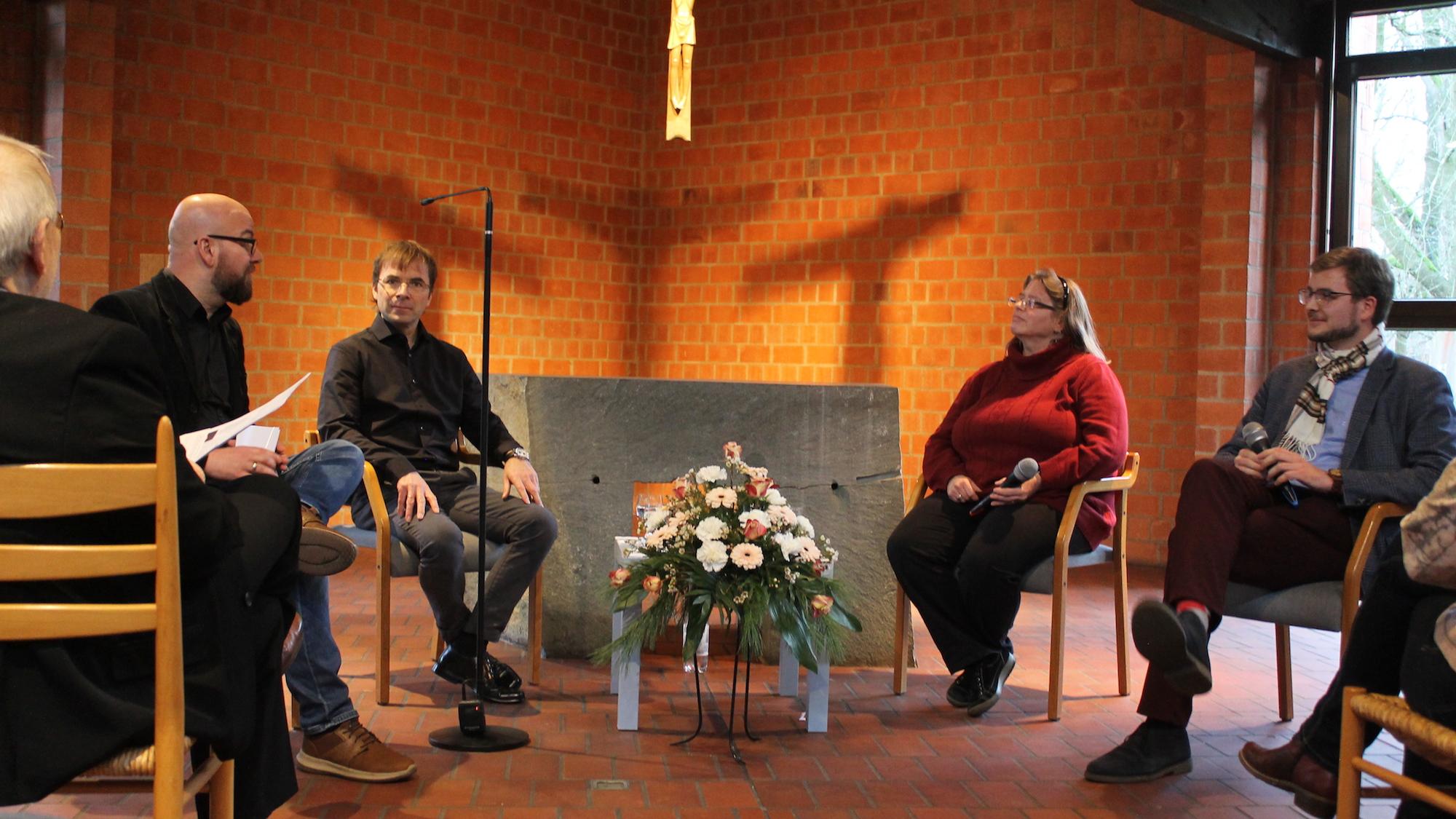Moderator Stefan Erlenwein (ganz links) diskutierte mit Roman Marrek, Stefanie Hollinger und Niklas Piel über die Bedeutung von Musik in kalten Zeiten. (c) Kathrin Albrecht