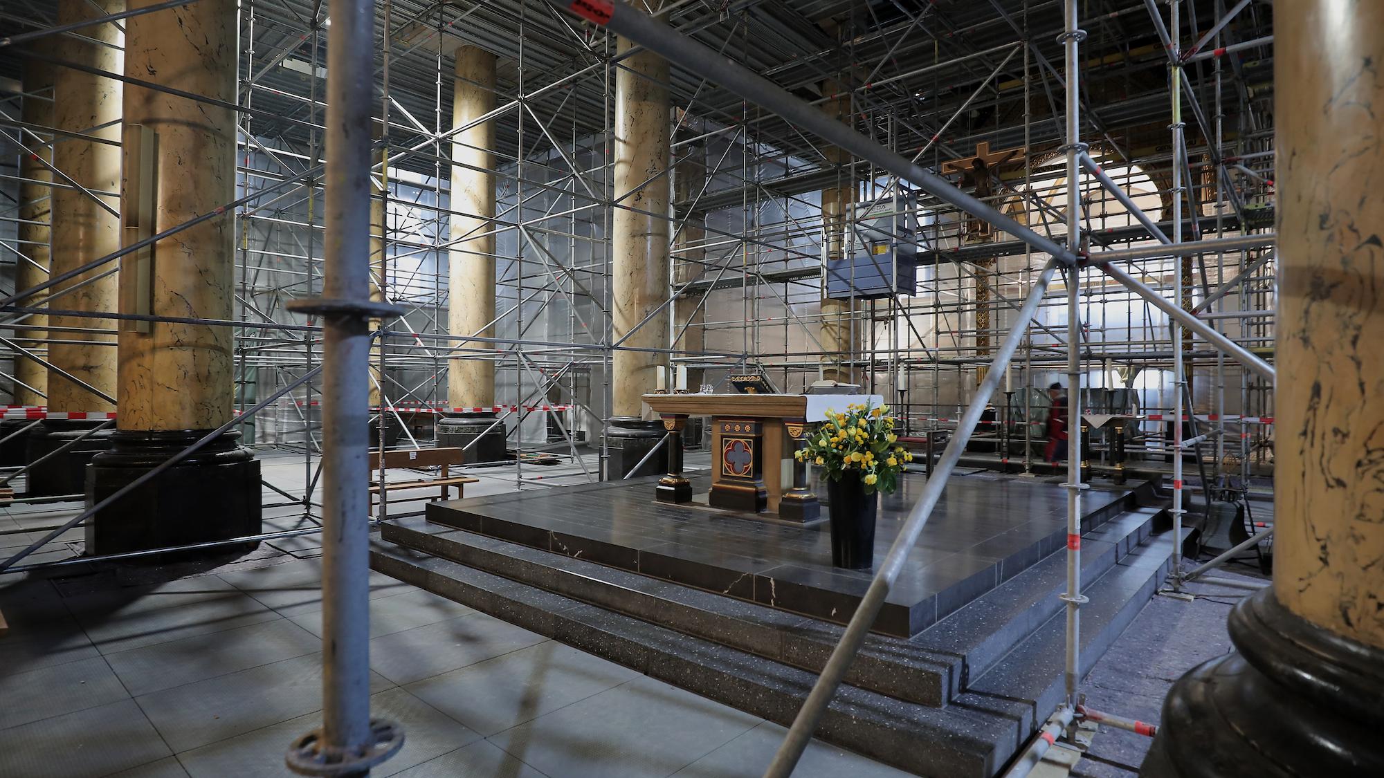 Dicht eingerüstet ist der Innenraum der Stadtkirche St. Dionysius. Bis Ostern soll der erste Teil der Arbeiten abgeschlossen sein. (c) Dirk Jochmann