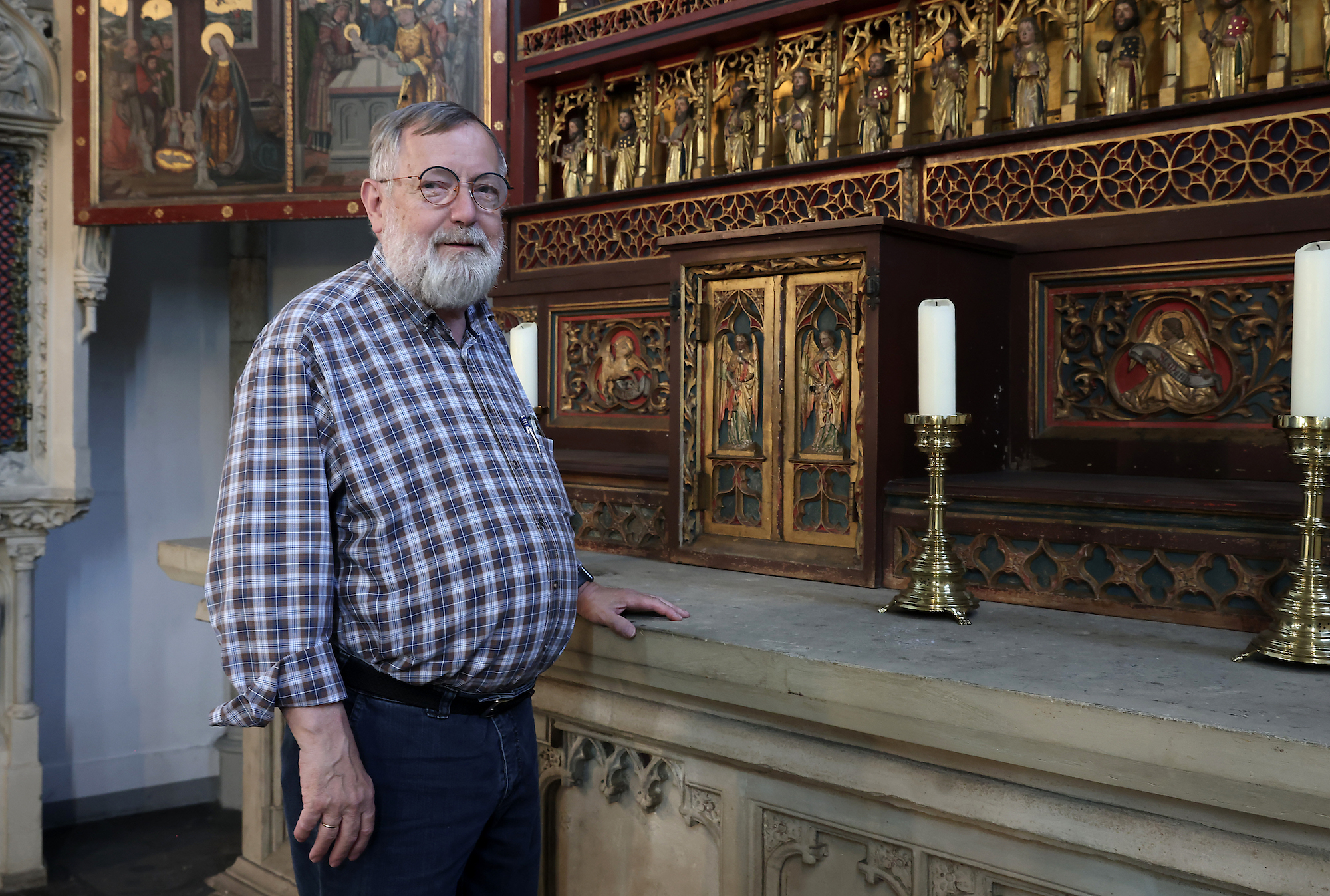 Heiner Schmitz ist in Hohenbudberg aufgewachsen und eng mit der Kirche und ihrer Geschichte verbunden. (c) Dirk Jochmann