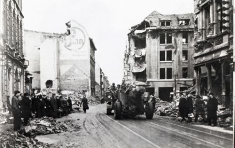 Panzer der US-Armee rollen über die Neusser Straße. Krefeld war am 2. und 3. März 1945 weitgehend unter alliierter Kontrolle. (c) Stadtarchiv Krefeld, Objektnummer 8086