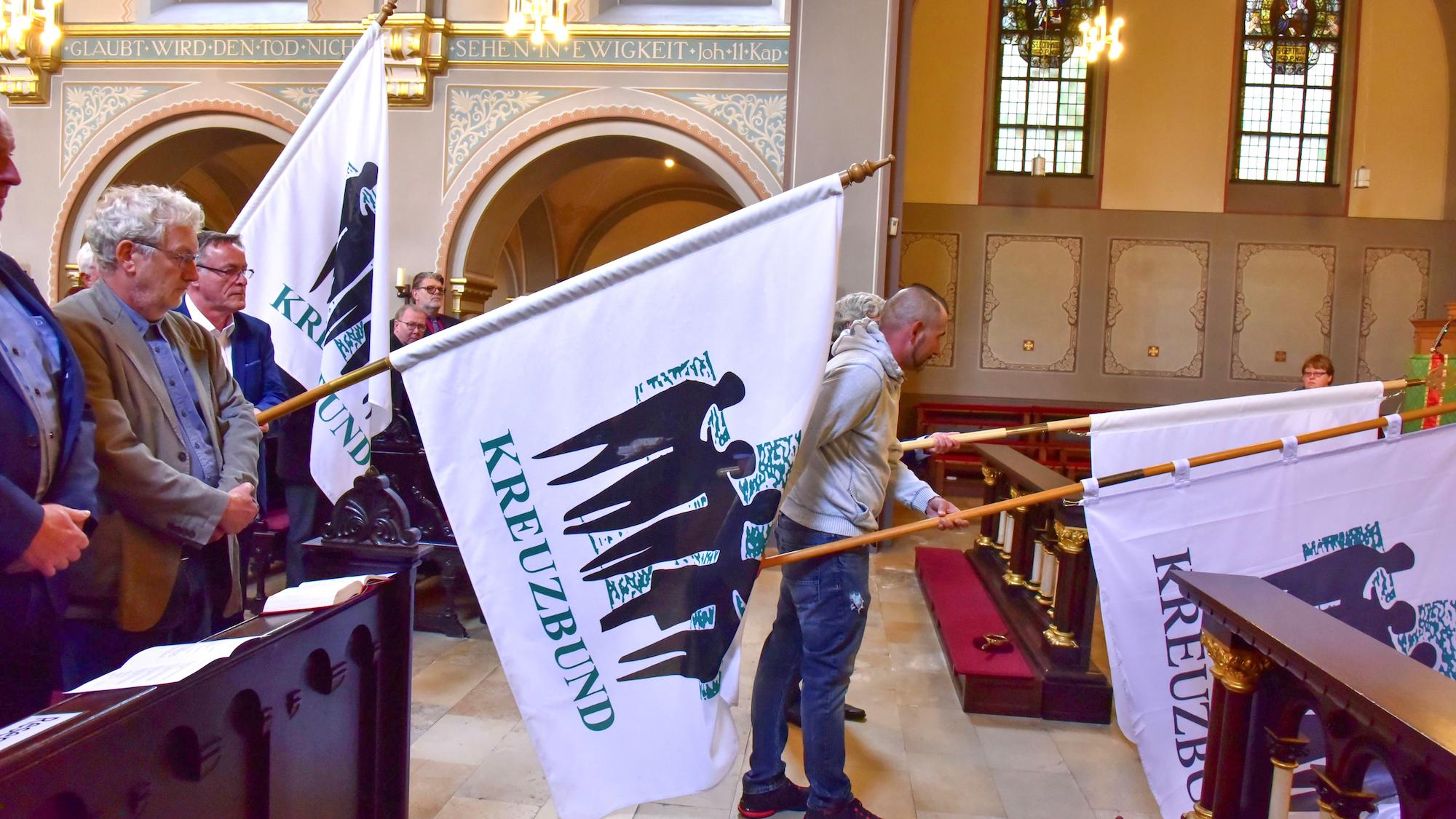 Der Kreuzbund zeigt Flagge im Festgottesdienst. (c) Hans Merz