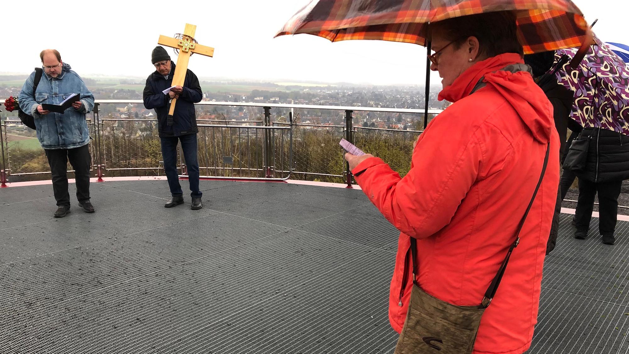 Ankunft oben auf dem Bergplateau des Carl- Alexander-Parks, wo die Gruppe Fürbitte hält. (c) Andrea Thomas