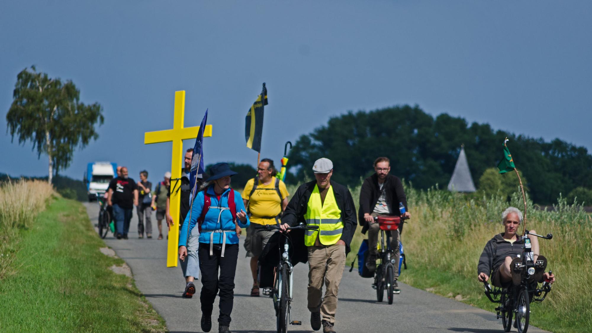 An manchen Tagen schließen  sich bis zu 50 Menschen der  Pilgergruppe auf ihrem Weg an. (c) Kreuzweg Gorleben-Garzweiler.de