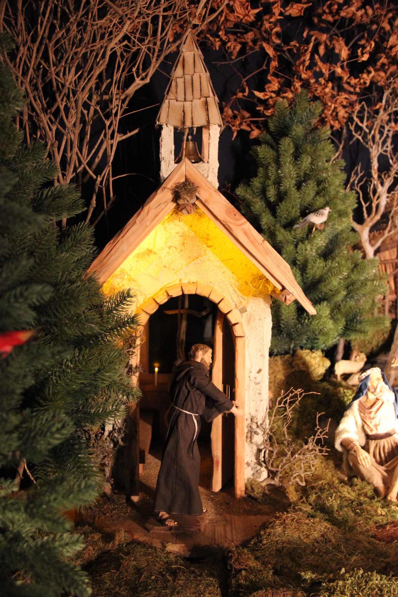 Eines von vielen liebevollen Details: das Kapellchen mit dem Glocke läutenden Pater. (c) Andrea Thomas
