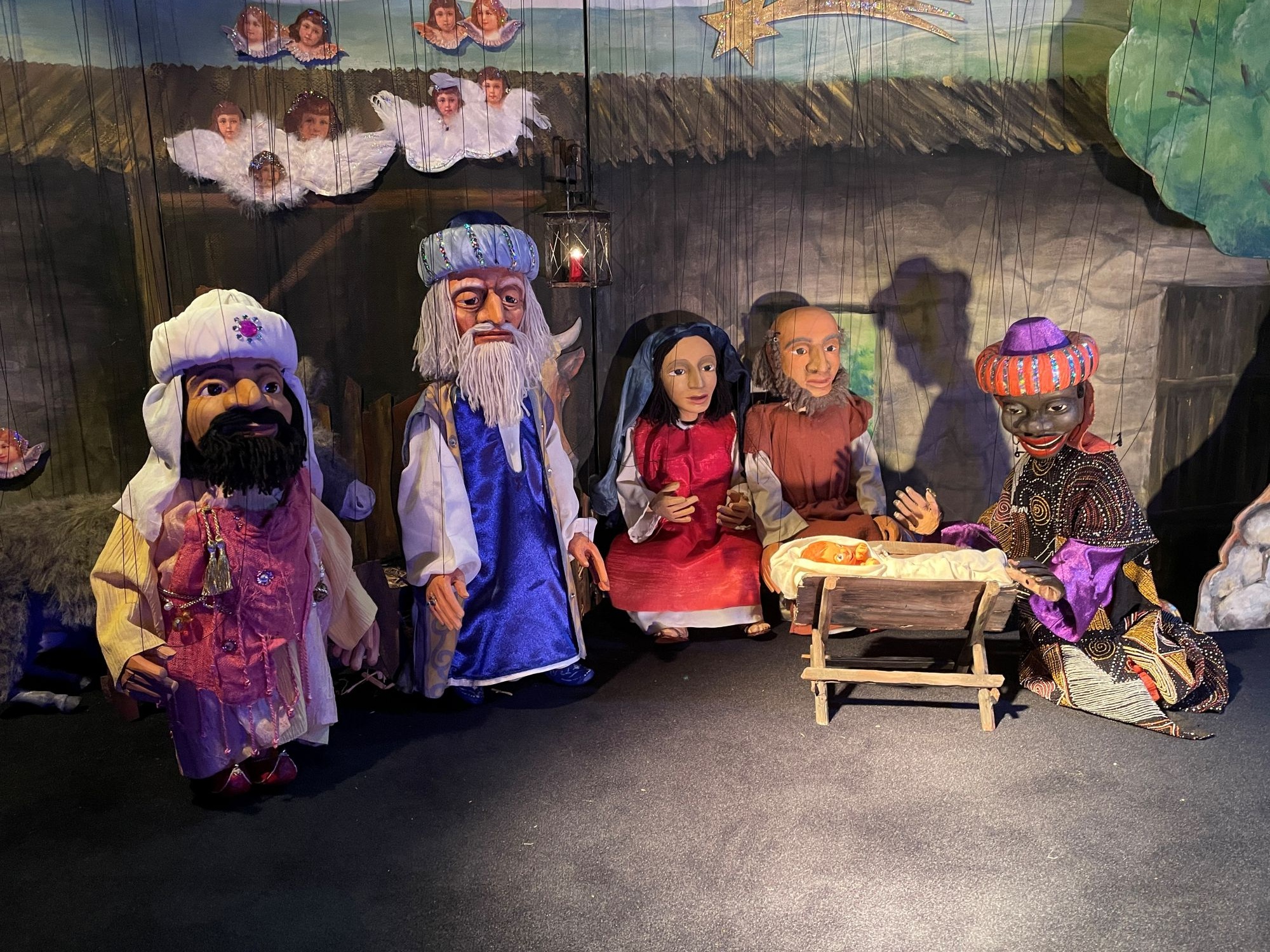 Die Marionetten und Requisiten haben die „Strippkes Trekker“ von Annette und Günter Stärzl übernommen, die ihre Inszenierung für die Zukunft in guten Händen wissen wollten. (c) Wolfgang Mauritz ofm