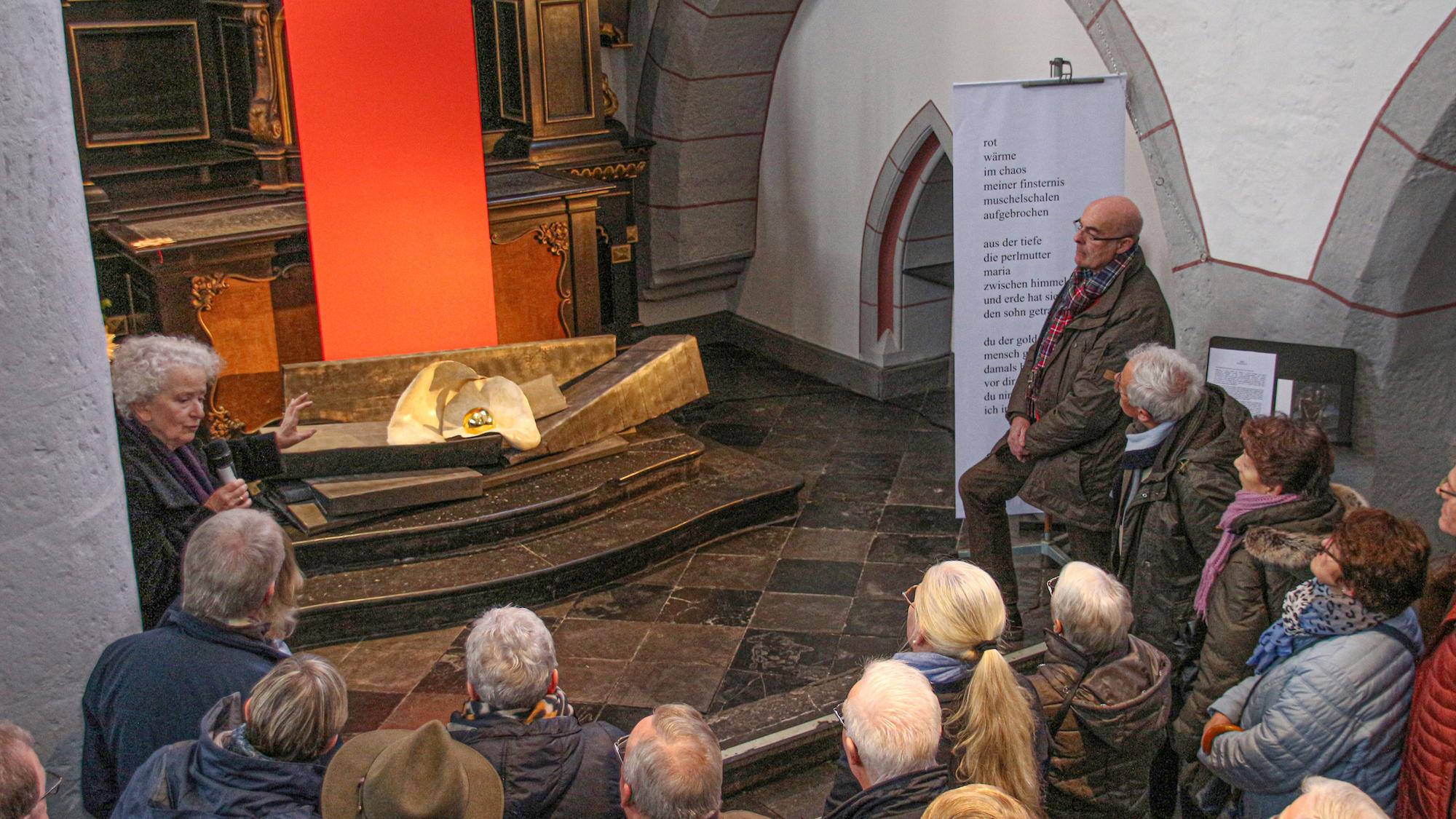 Vom goldenen Kern: Christiane Eichler-Magdsick (l.) erläutert ihre Installation in der Aachener Citykirche zum Weltkrippenkongress im Januar 2020. (c) Dorothée Schenk