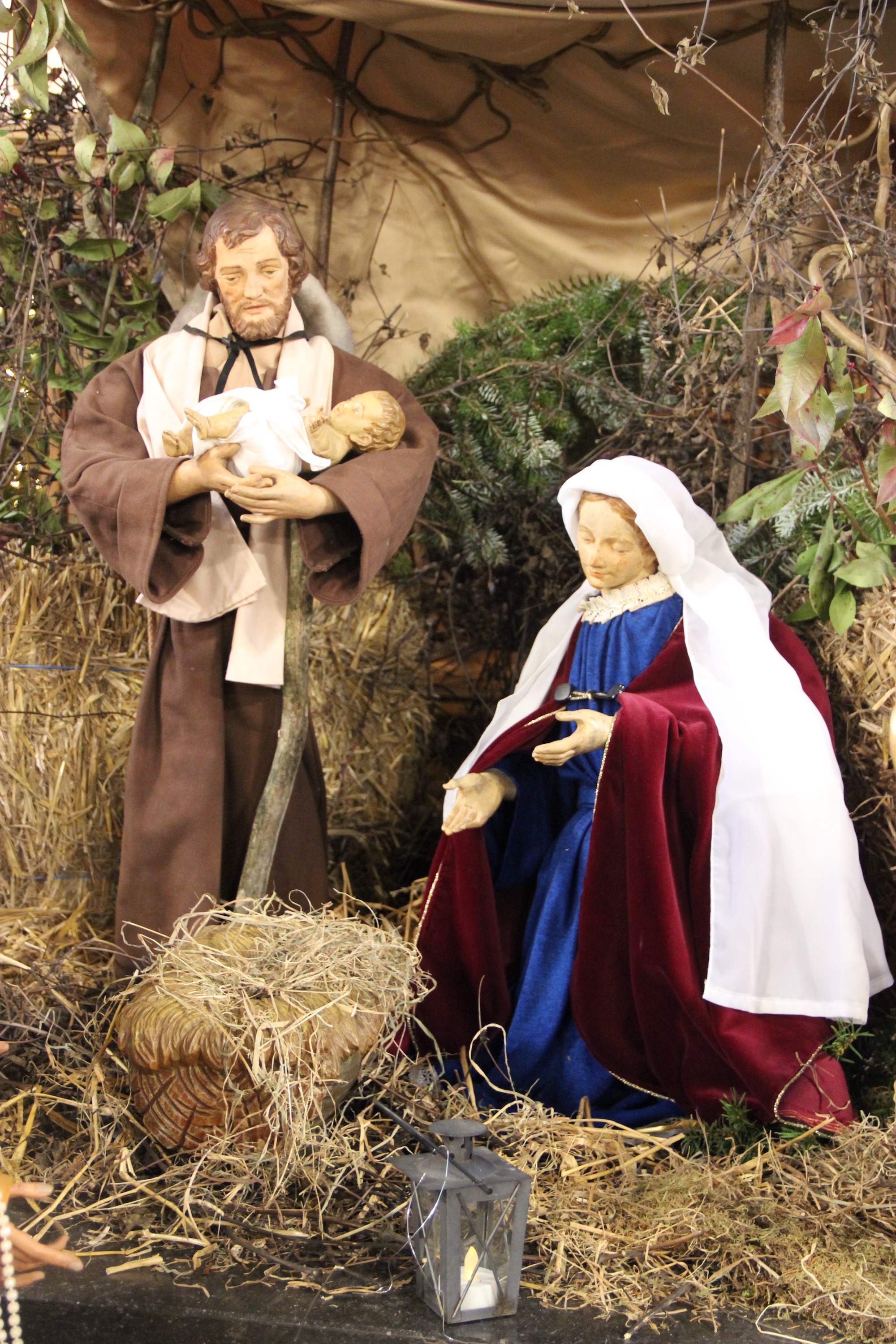 In St. Josef in Straß wird das Jesuskind nach den Weihnachtstagen traditionell der Josefsfigur in den Arm gelegt. (c) Andrea Thomas