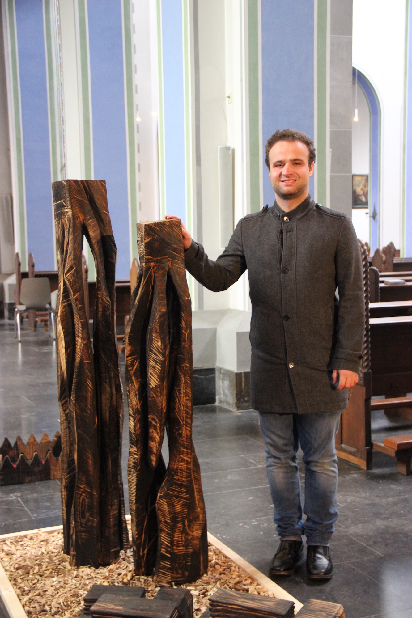 Marco Bruckner mit seiner „Krone der Schöpfung“, mit der er zum Nachdenken anregt. (c) Andrea Thomas