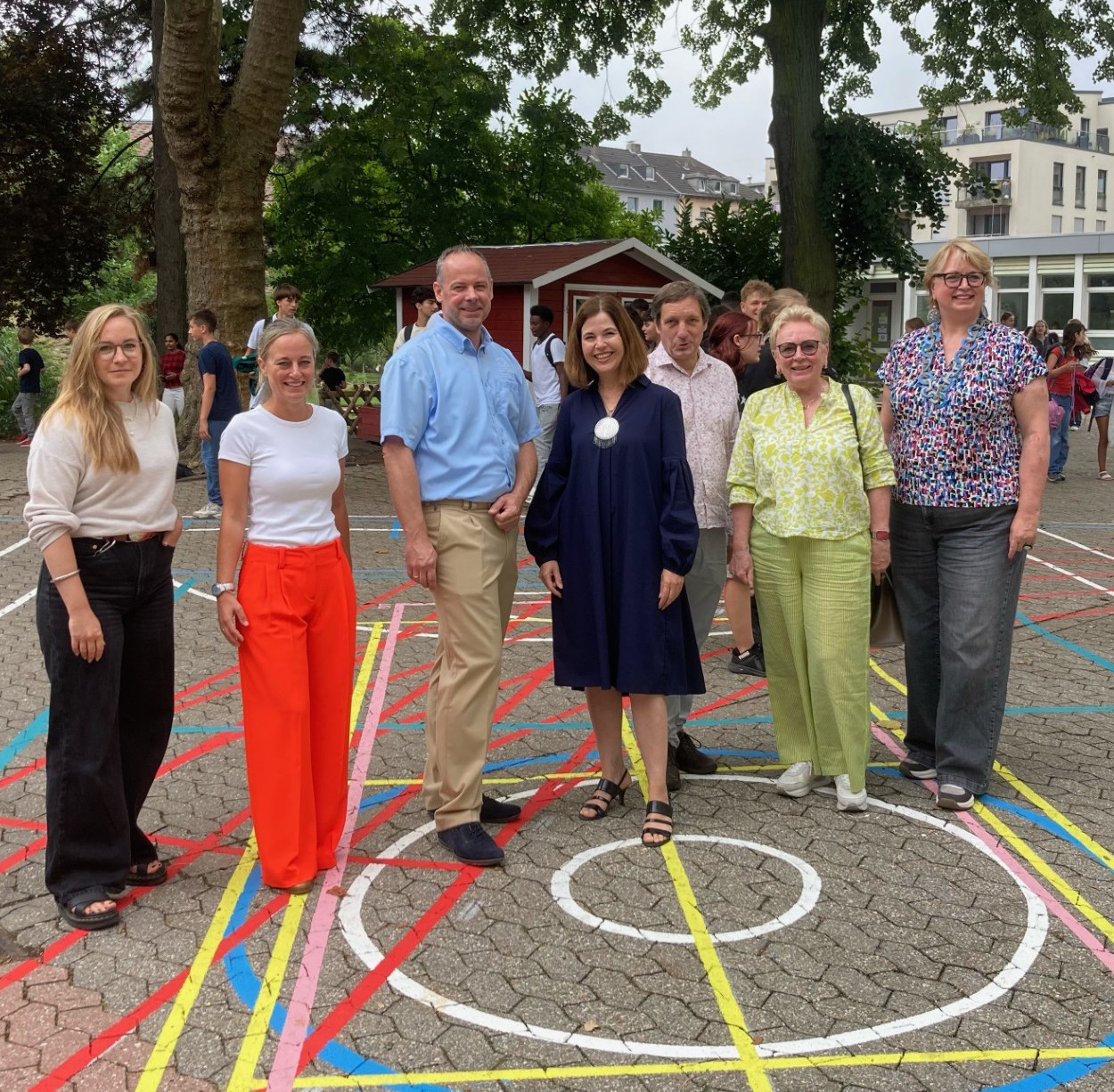 Ein Stück Emanzipationsgeschichte auf dem Schulhof der Marienschule: Vertreter der Schule, der Museen Haus Esters und Haus Lange, der Stadt und der beiden Zonta-Clubs Krefeld begutachten das Kunstwerk. (c) Marienschule Krefeld