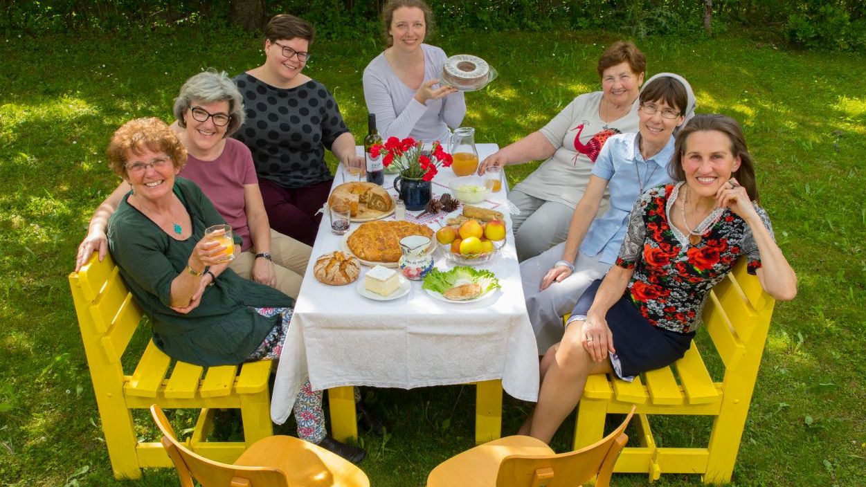 Zum Weltgebetstag laden in diesem Jahr Frauen weltweit ein, an ihrem Tisch Platz zu nehmen. (c) WGT e.V./Heine