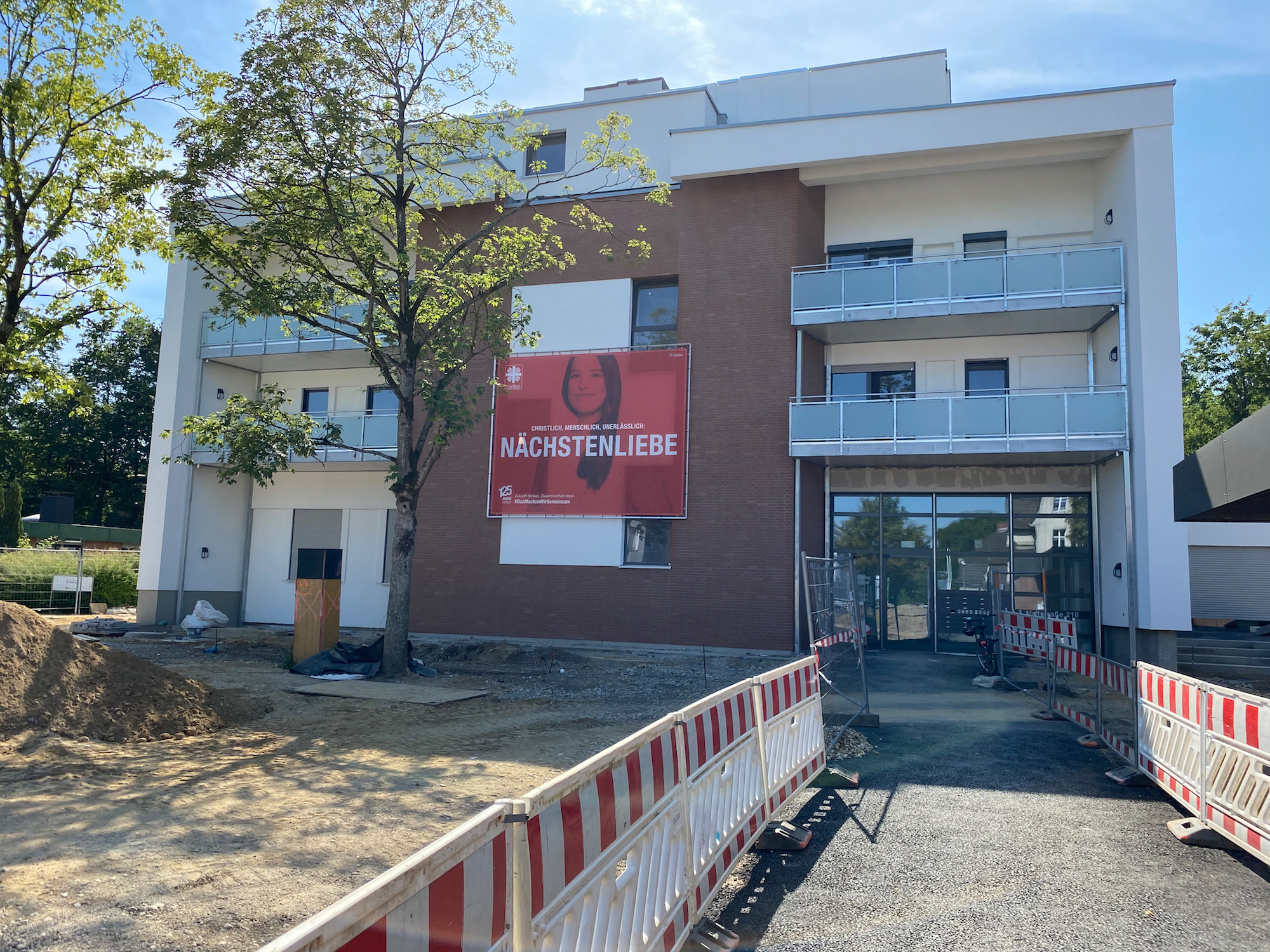 Außen Baustelle, innen ein Haus der Nächstenliebe: Aus St. Johannes ist die Lebenskirche geworden. (c) Garnet Manecke