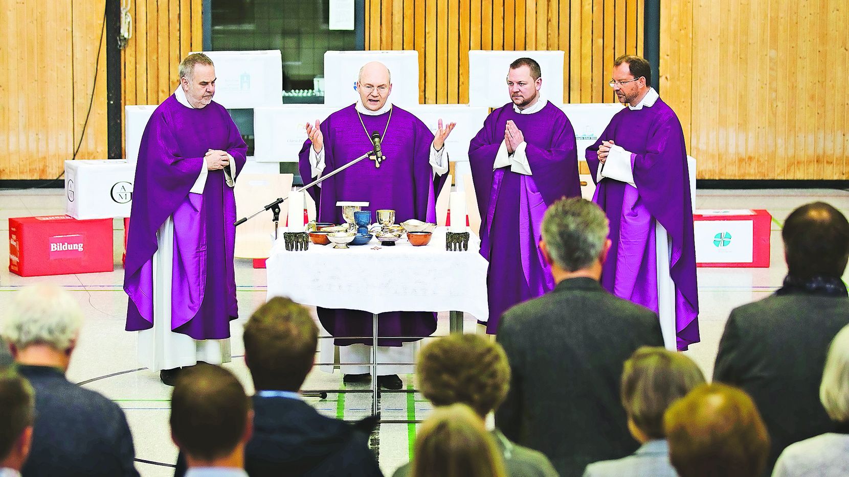 Der Tag der bischöflichen Schulen startete mit einer Eucharistiefeier. Am Altar standen Pfr. Rolf-Peter Cremer, Bischof Helmut Dieser, Schulseelsorger Pfr. Thomas Schlütter, Generalvikar Andreas Frick (v. l.). (c) Bistum Aachen/Lutz Müller