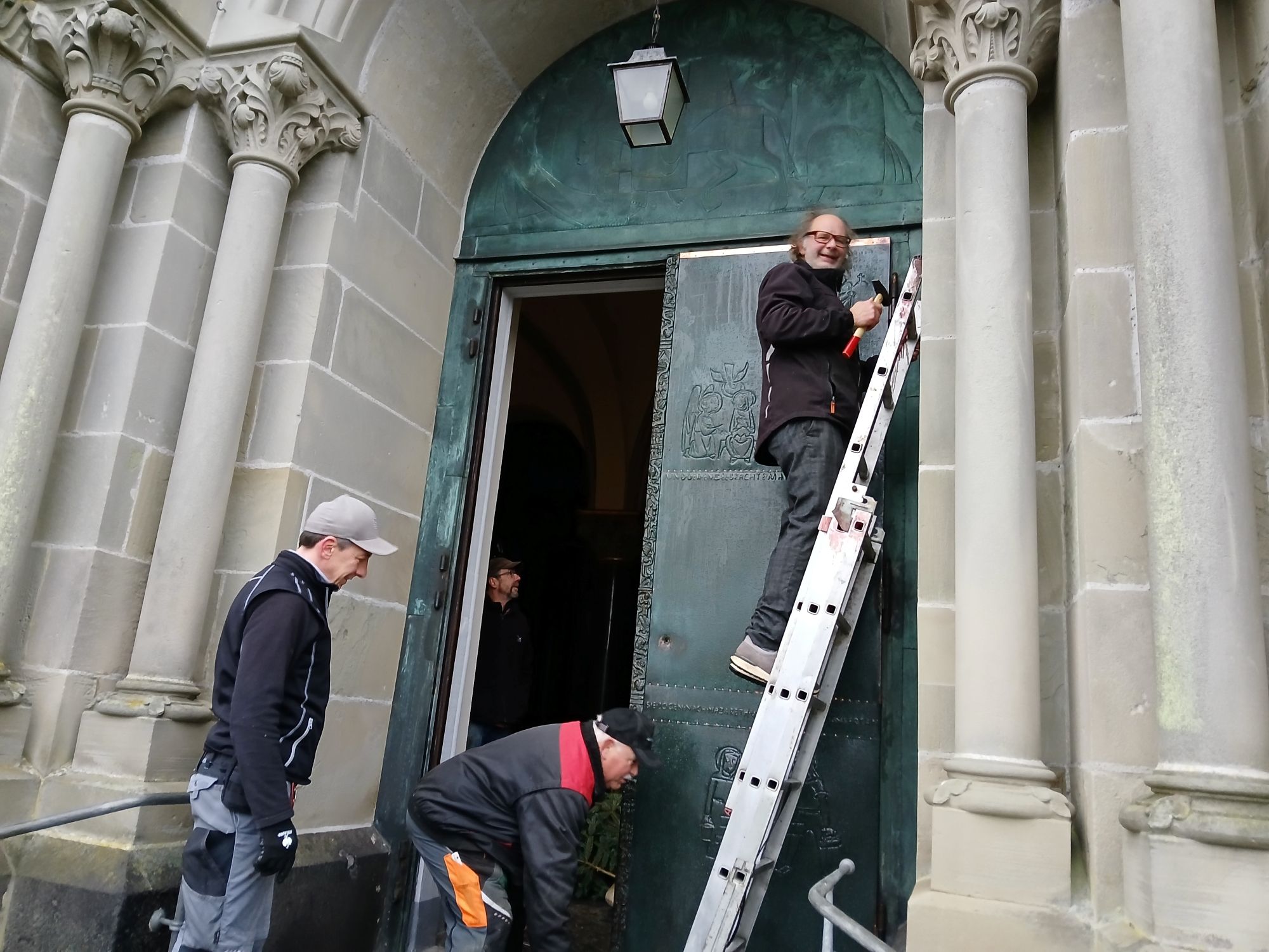 Der Künstler Peter Sußner (rechts) ist für die Restaurierung der vier Türen des Eifeldoms verantwortlich. (c) Berthold Strauch